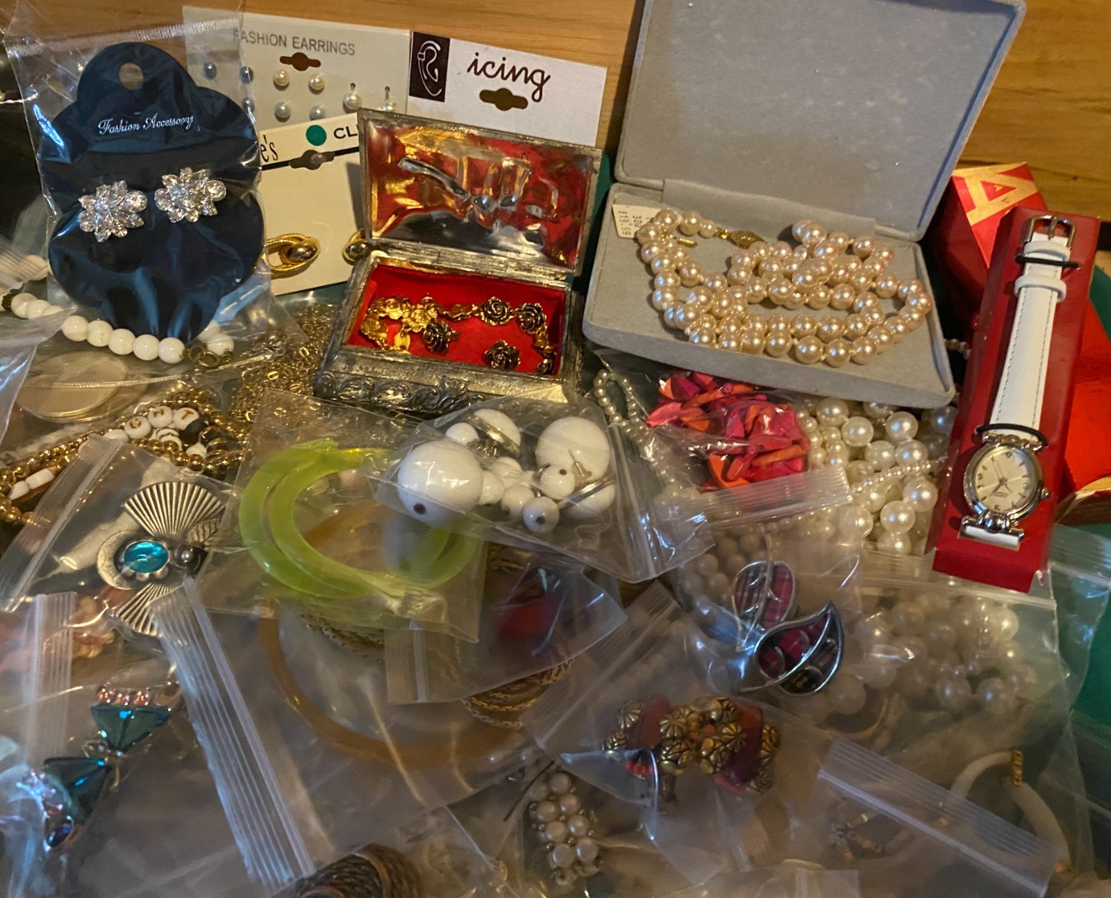VINTAGE to Modern JEWELRY LOT 9 LBS 200 PCS RHINESTONE RING NECK WEARABLE #17