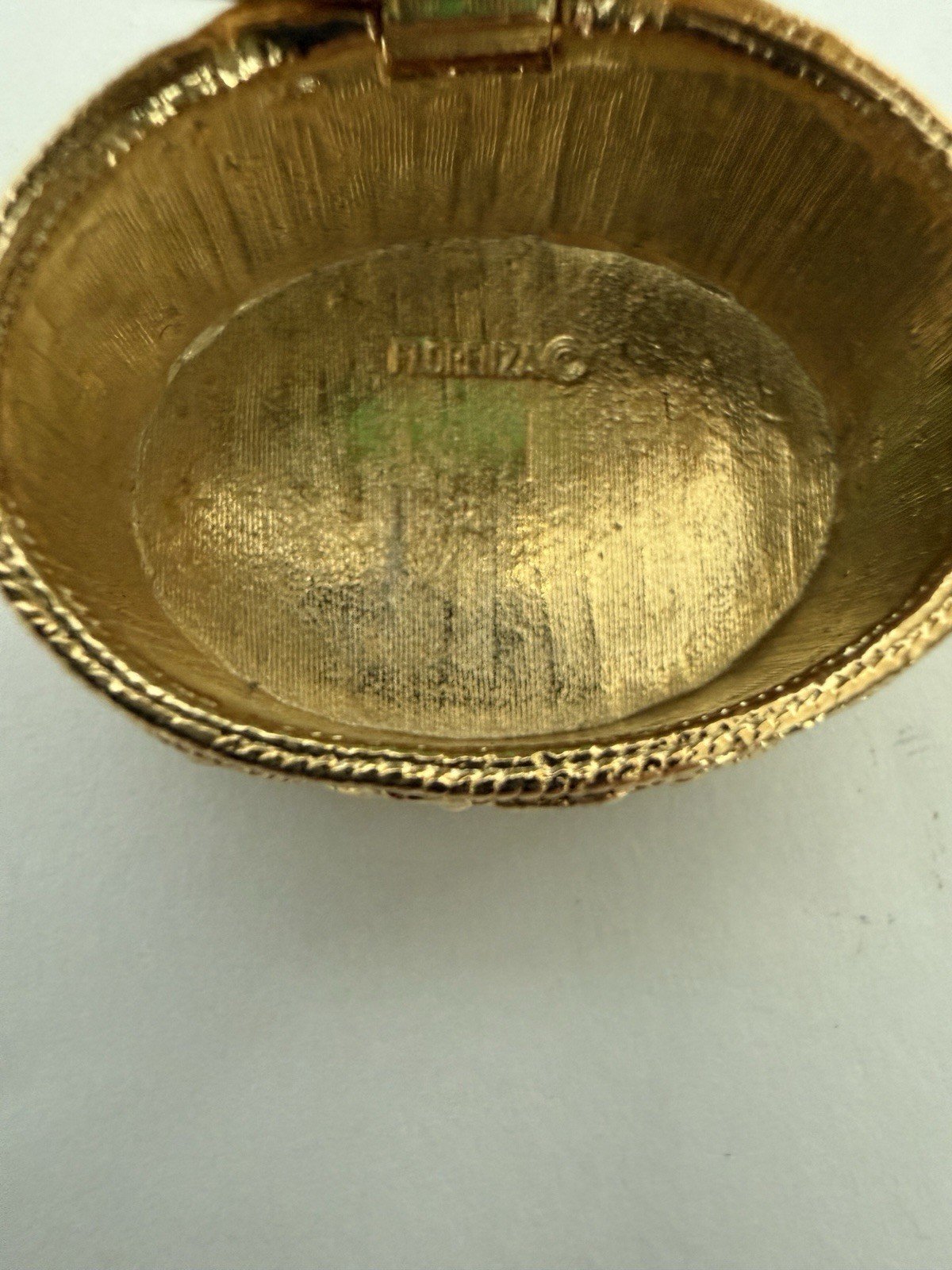 Vintage Florenza Gold Tone Pill box with Cabochon stone