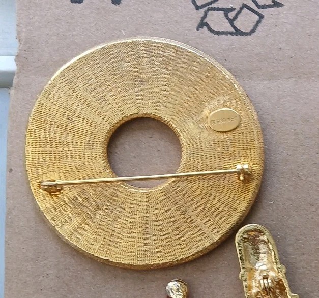 Vintage 1960s Signed Jeanne Gold Tone Lucky Charm Circle Brooch Fleur Horseshoe