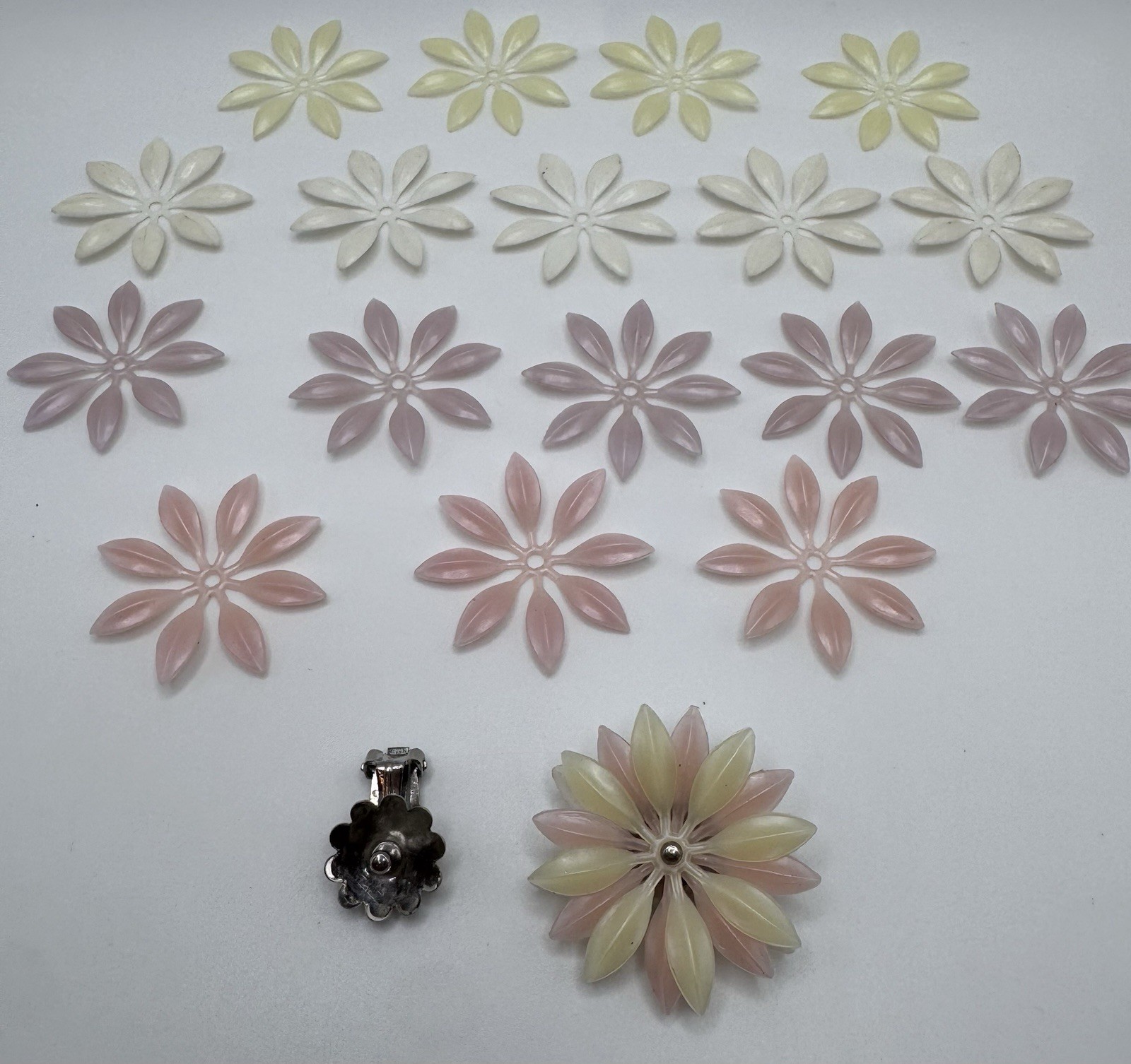 Vintage Interchangeable Plastic Daisy Flower Clip On Silver Tone Earrings
