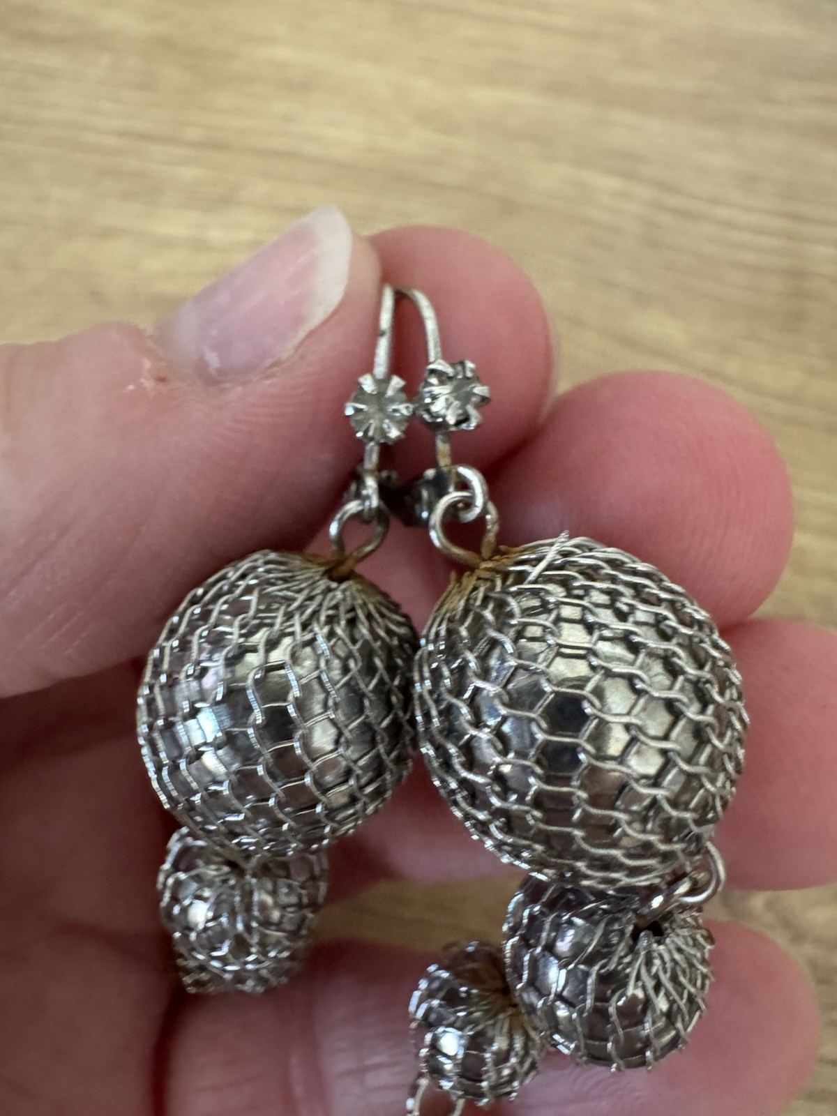 Vintage Silver Tone Metal Mesh Ball Round Dangle/Drop Hook Earrings Leverback
