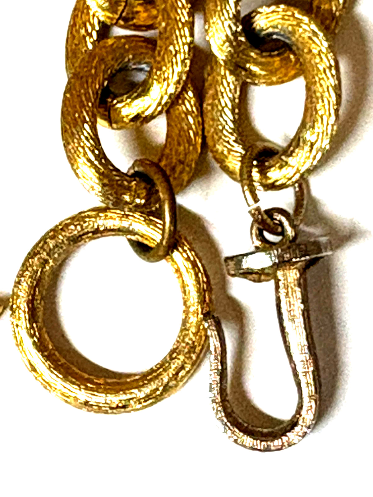 RETRO TWISTED CABLE CHOKER W/ LUCITE MALTESE CROSS PENDANT, VERY RARE 28″