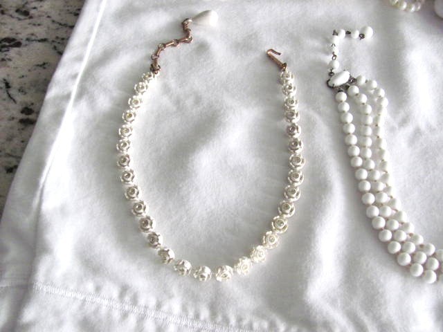 LOT OF 17 PIECES OF VINTAGE COSTUME JEWELRY NECKLACES & BRACELETS ALL WEARABLE