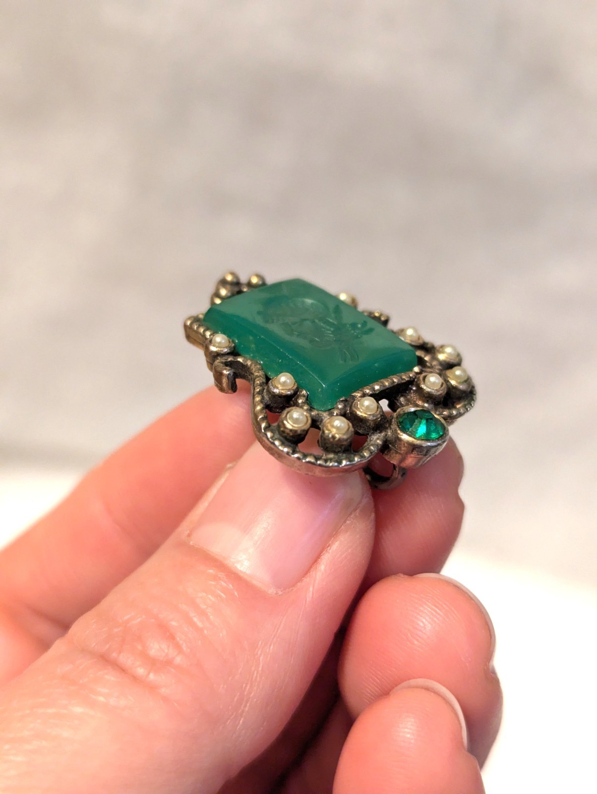 Vinatge Roman Intaglio Soldier Cameo Screwback Earrings Onyx Green