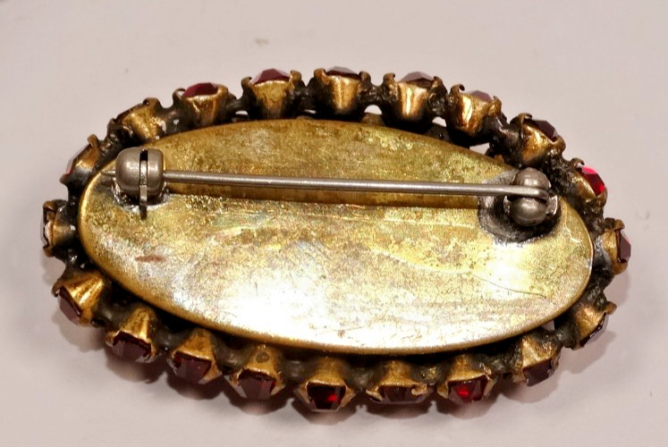 B92 VINTAGE RHINESTONE OVAL SHAPE CLUSTER BROOCH PIN BLOOD RED STONES UNSIGNED