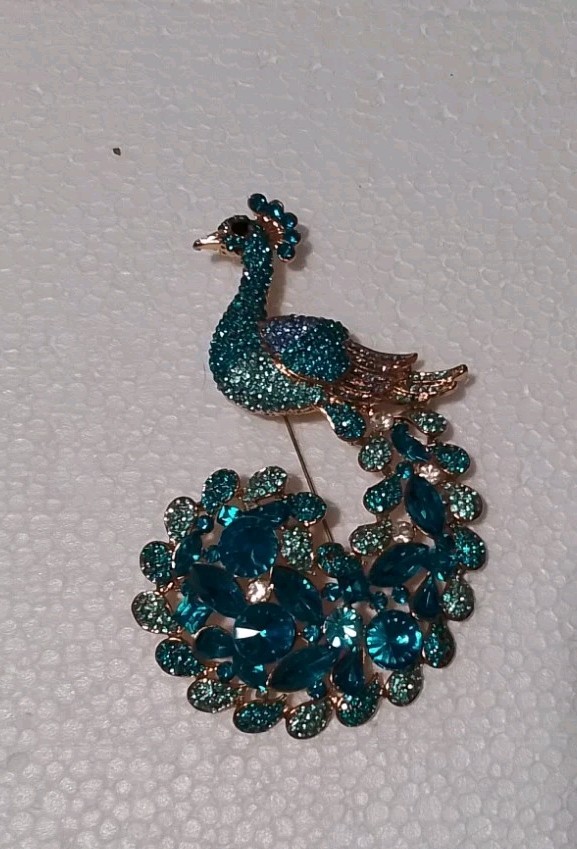 Vintage Peacock rhinestone goldtone Brooch 4 1/2″ high