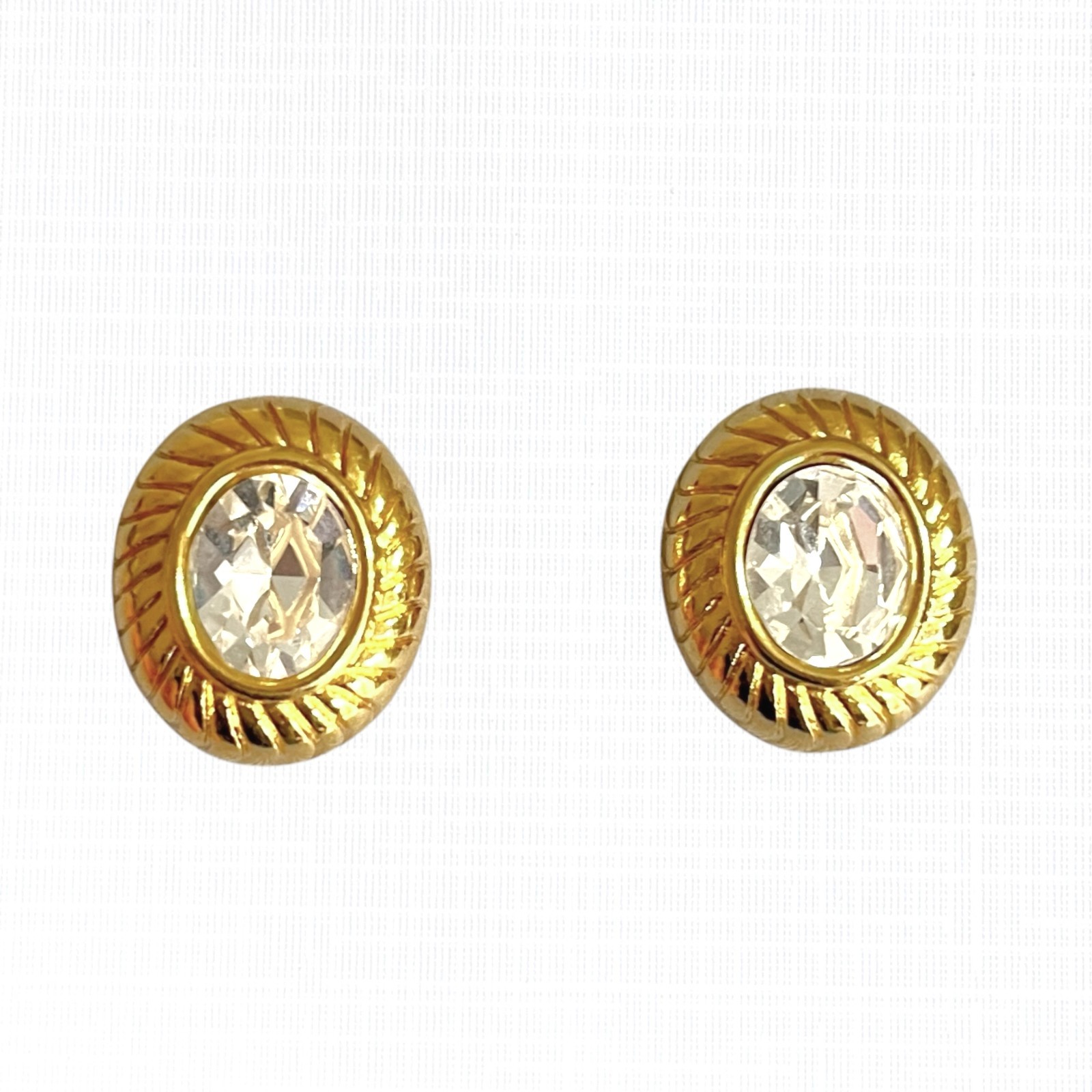 Vintage Oval Rhinestone Earrings Gold Tone Ribbed Bezel Studs Pierced 3/4″