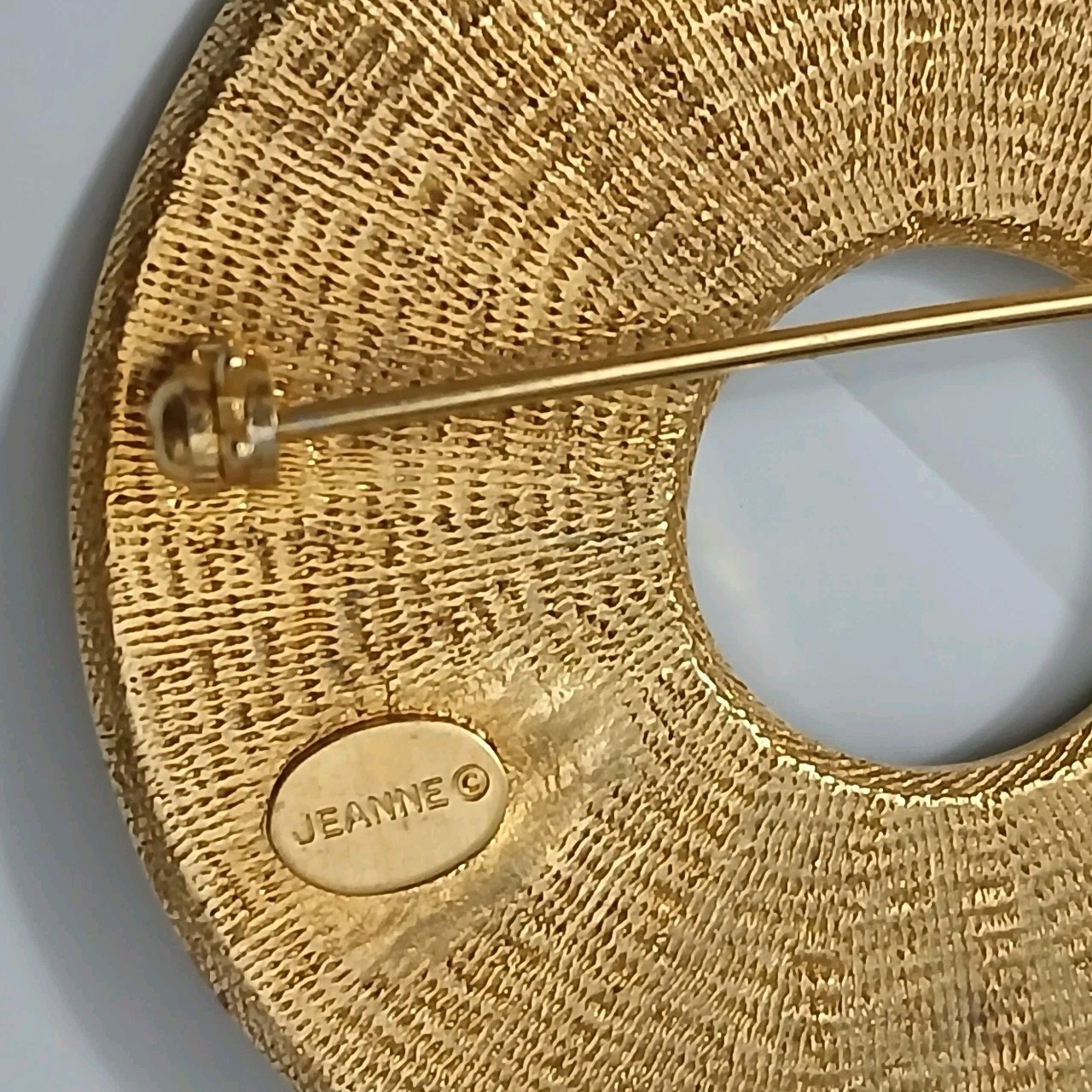 Vintage 1960s Signed Jeanne Gold Tone Lucky Charm Circle Brooch Fleur Horseshoe