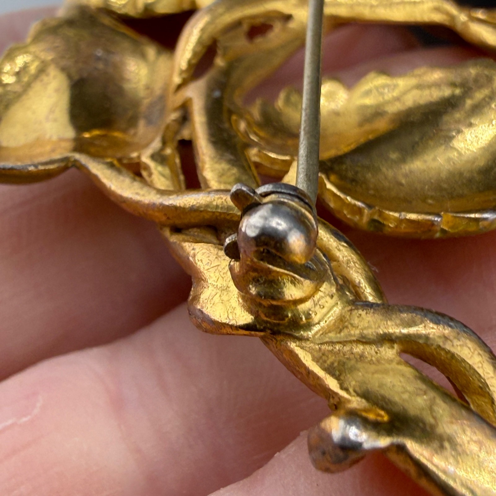 Vintage Unsigned Derosa Brooch Gold Tone Enamel Leaf Nature Vine