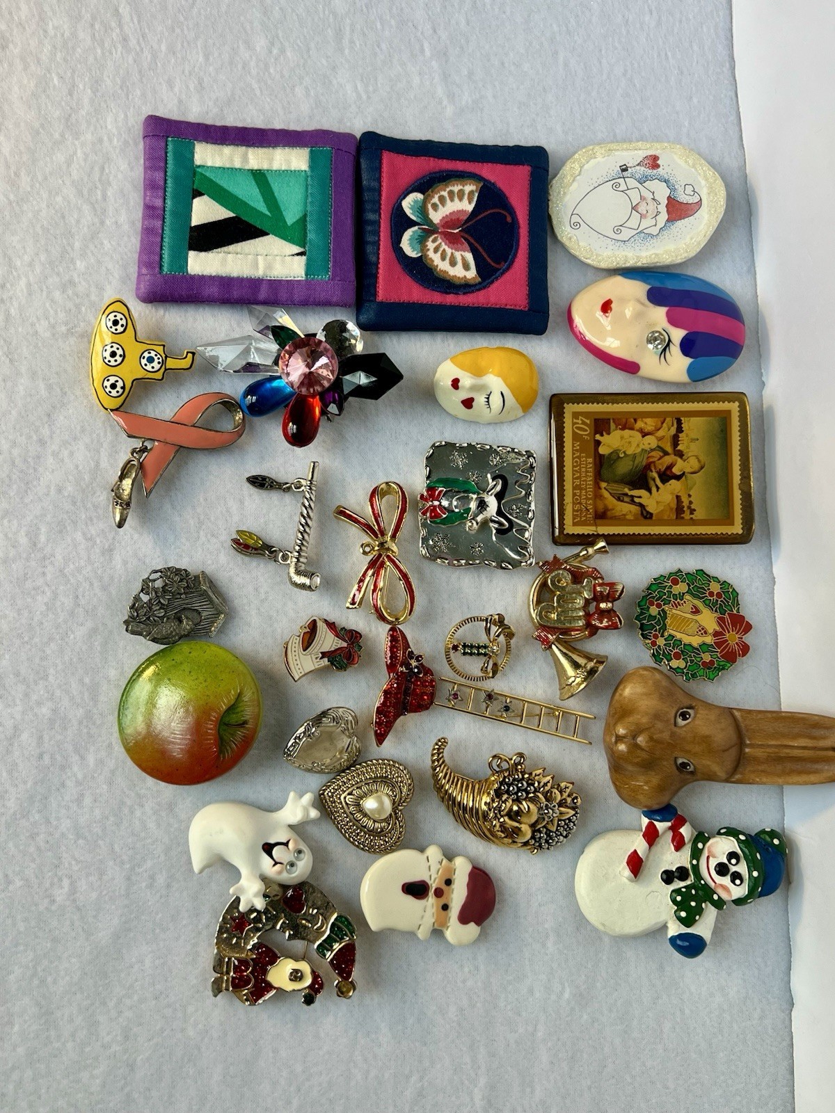 Lot Of 28 Vintage Brooches 9oz Holiday, Figural, Metal, Stone, Plastic Pre Owned