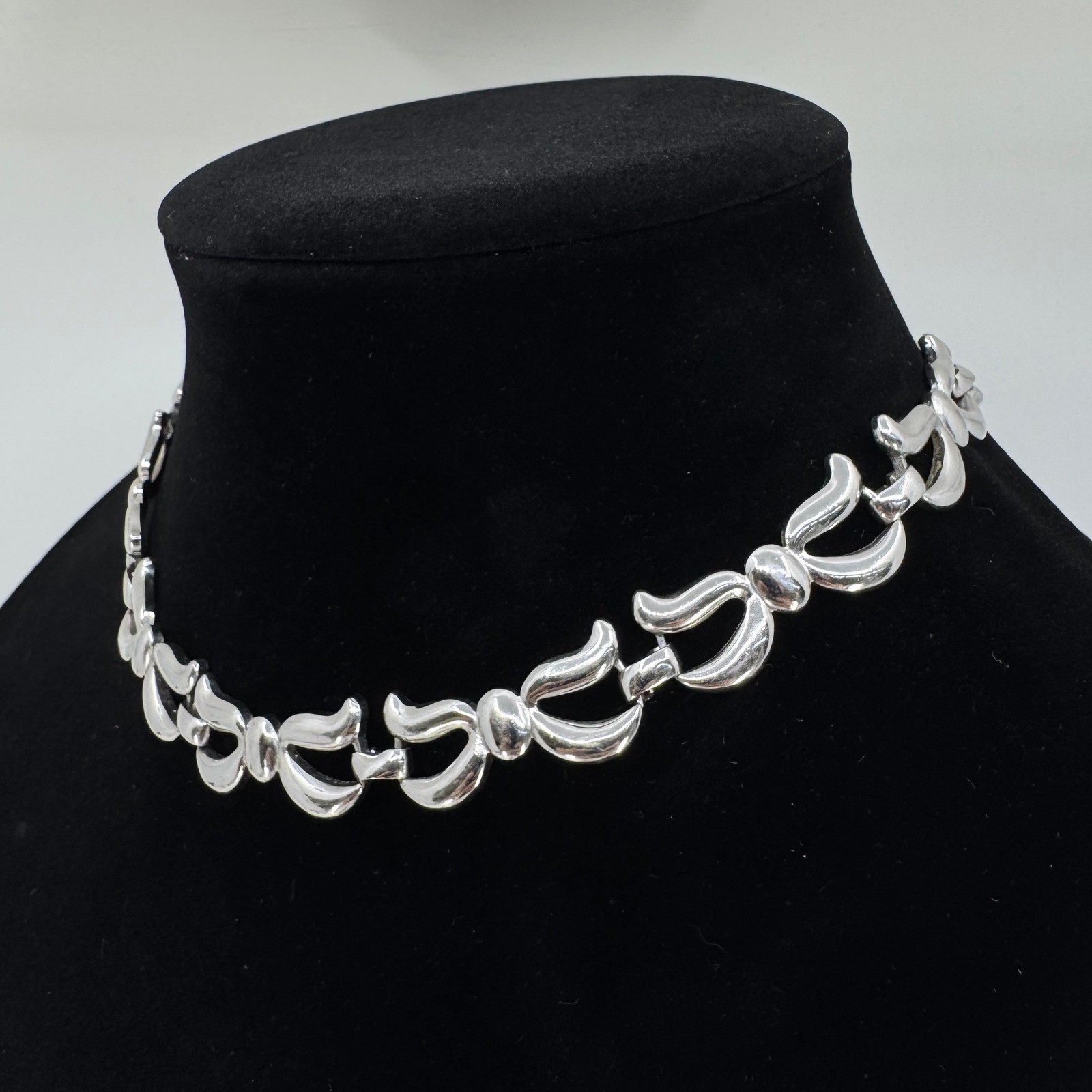 Monet Vintage Silver Tone Scroll Link Collar Necklace 15 Inch Bow Design