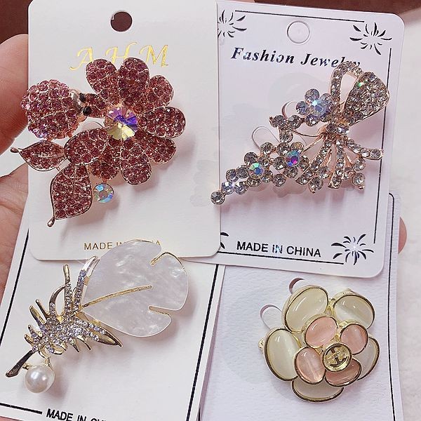 20Pcs Wholesale Brooch Pins Lot Random Rhinestone Crystal Flower Scarf Buckle