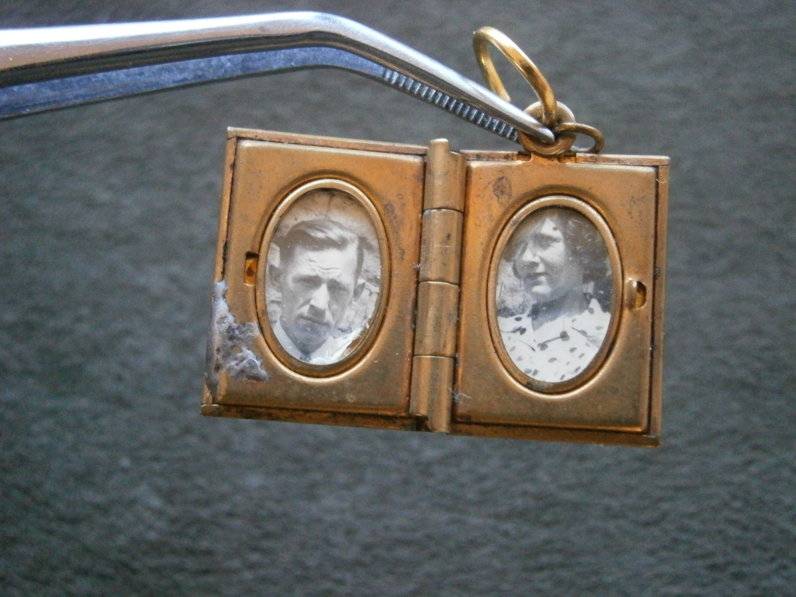 U S Army Military Sweetheart Locket Vintage Godtone Charm Pendant 4.7g ~ FLAW