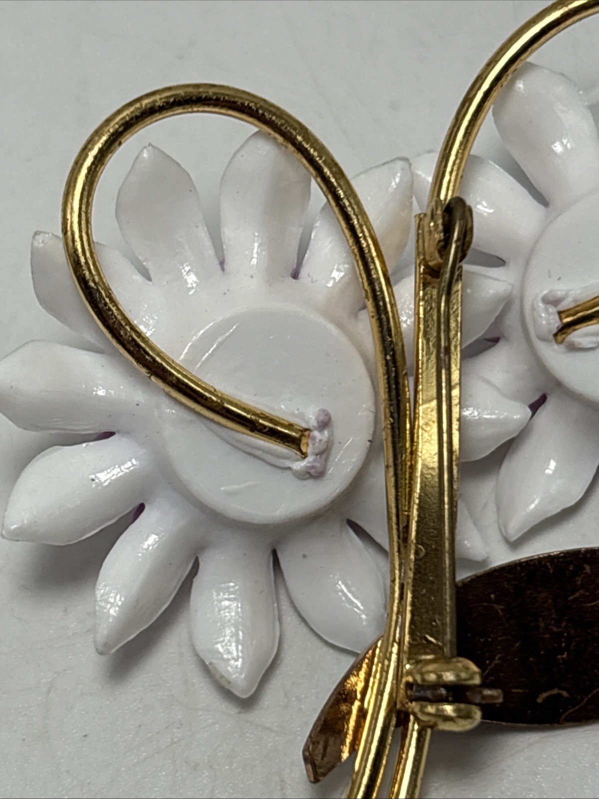 Flower Pin Brooch Plastic Flowers Enamel Leaf White Purple Green Gold Tone