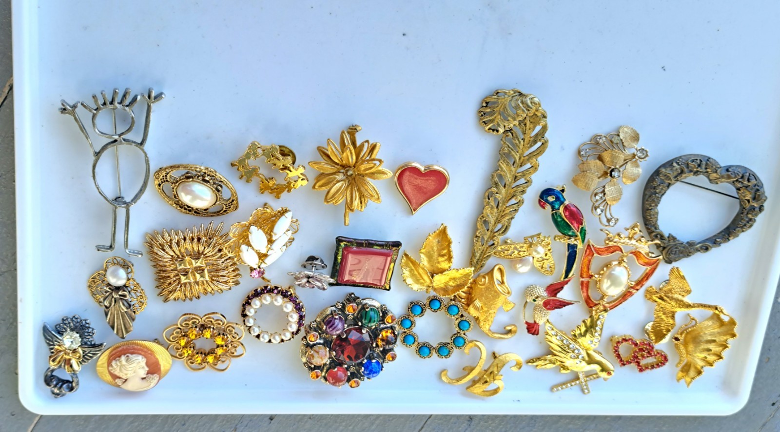 30 Vintage Brooch/Pins Lot–Some Signed—Goldtone Rhinestone Animals Cameo Flowers
