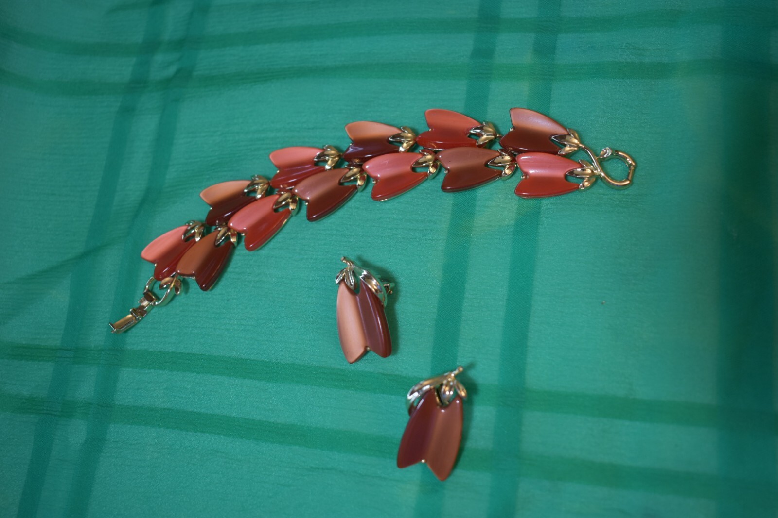 VTG. Lisner Red Thermoset Bracelet And Clip on Earrings Set