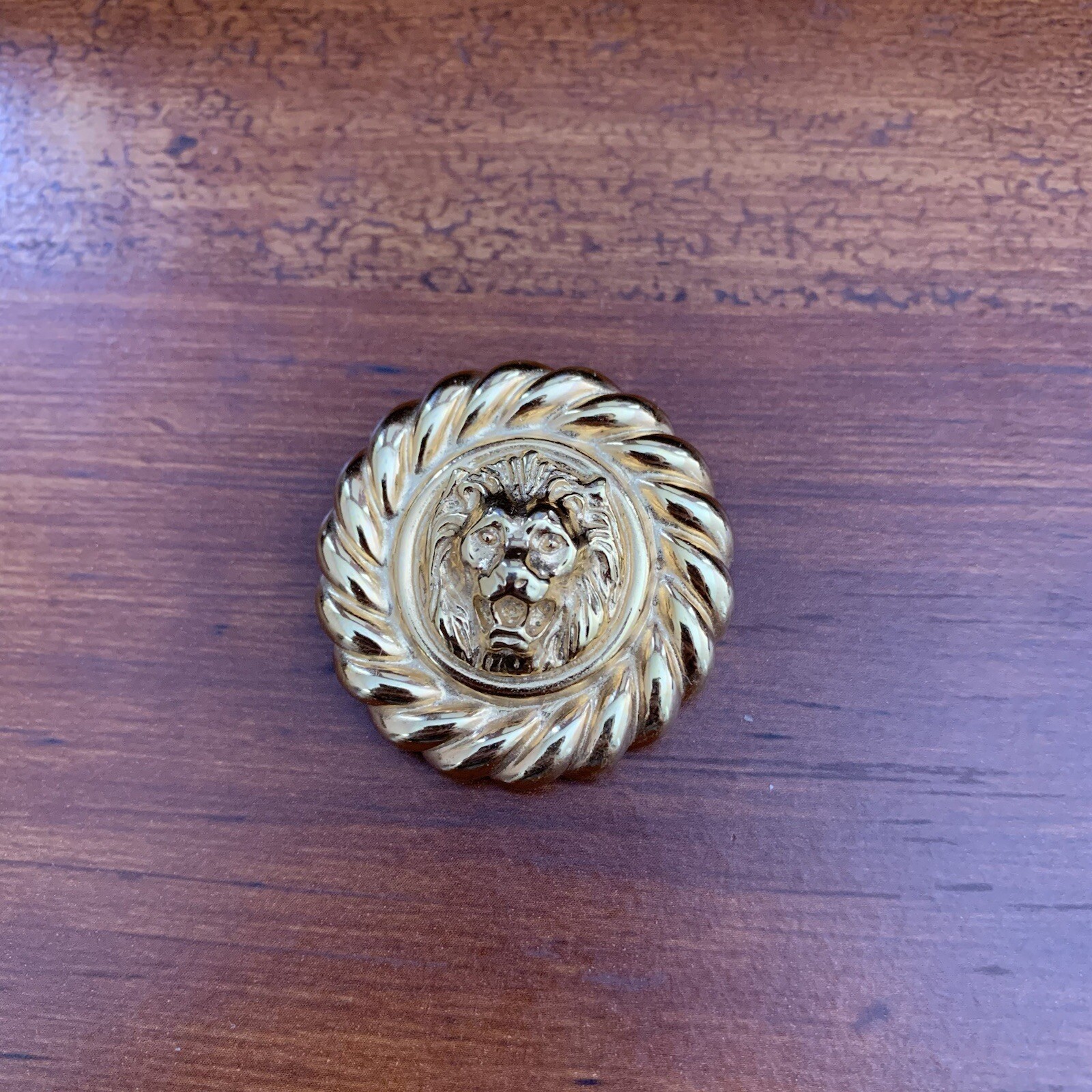 Vintage Unsigned Anne Klein gold tone lion face medallion scarf clip