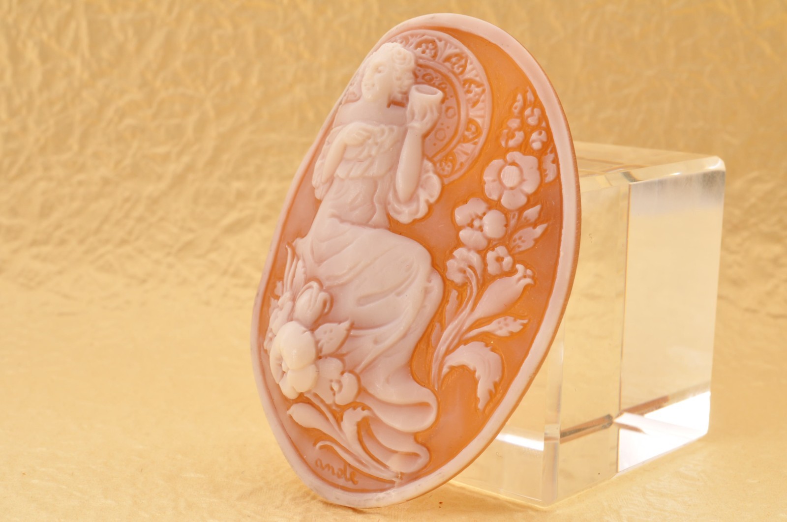 Vintage shell cameo carved “Woman drinking wine” (total 47.0ct) sign by artist.