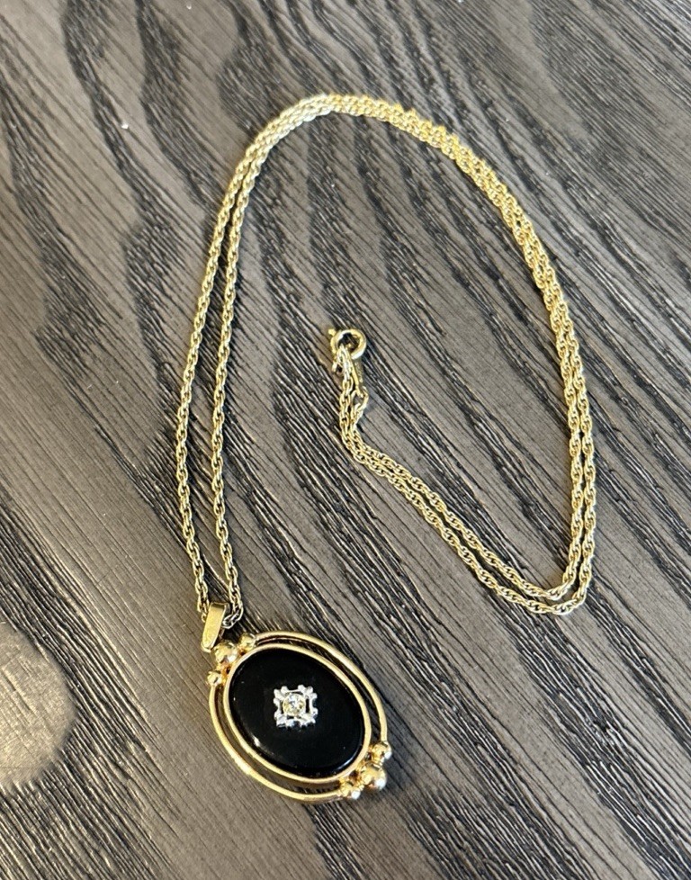 Vtg Avon Necklace 1983 Victorian Reversible Pendant Faux Black Onyx 21 in Chain