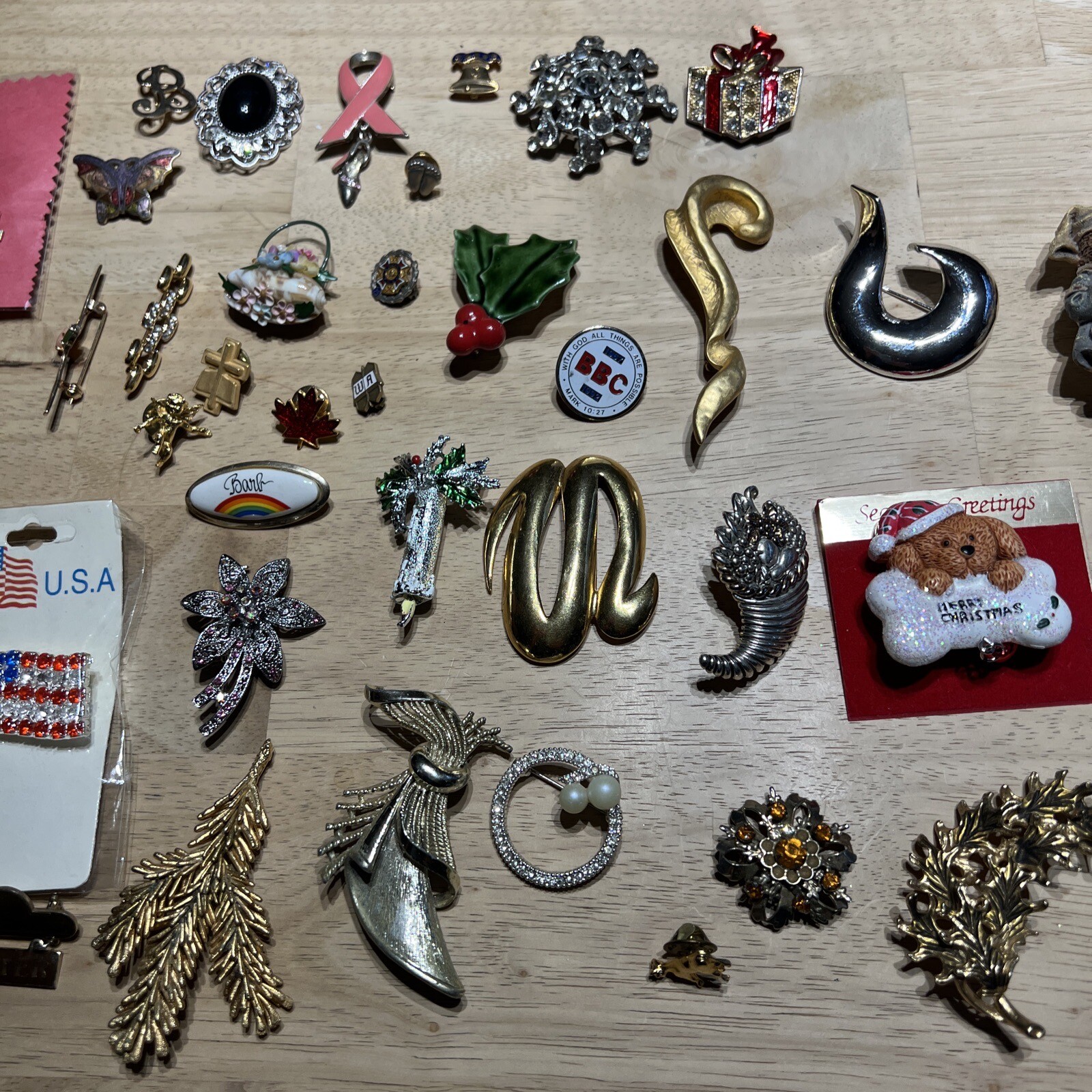 Vintage lot of Assorted Brooches / Pins. 43 Pieces.