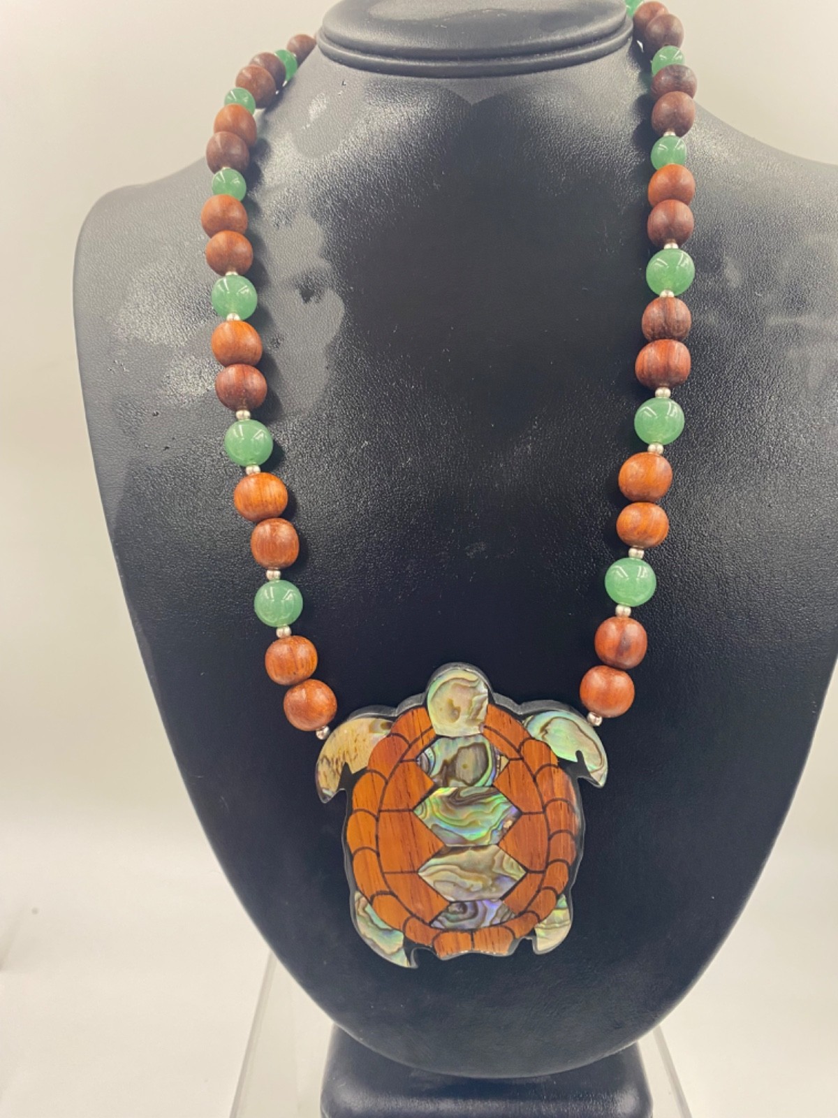 Summer Trapical Vacation Cruises Turtle Pendant Jade Wood Pearl Vtg Lee Sands