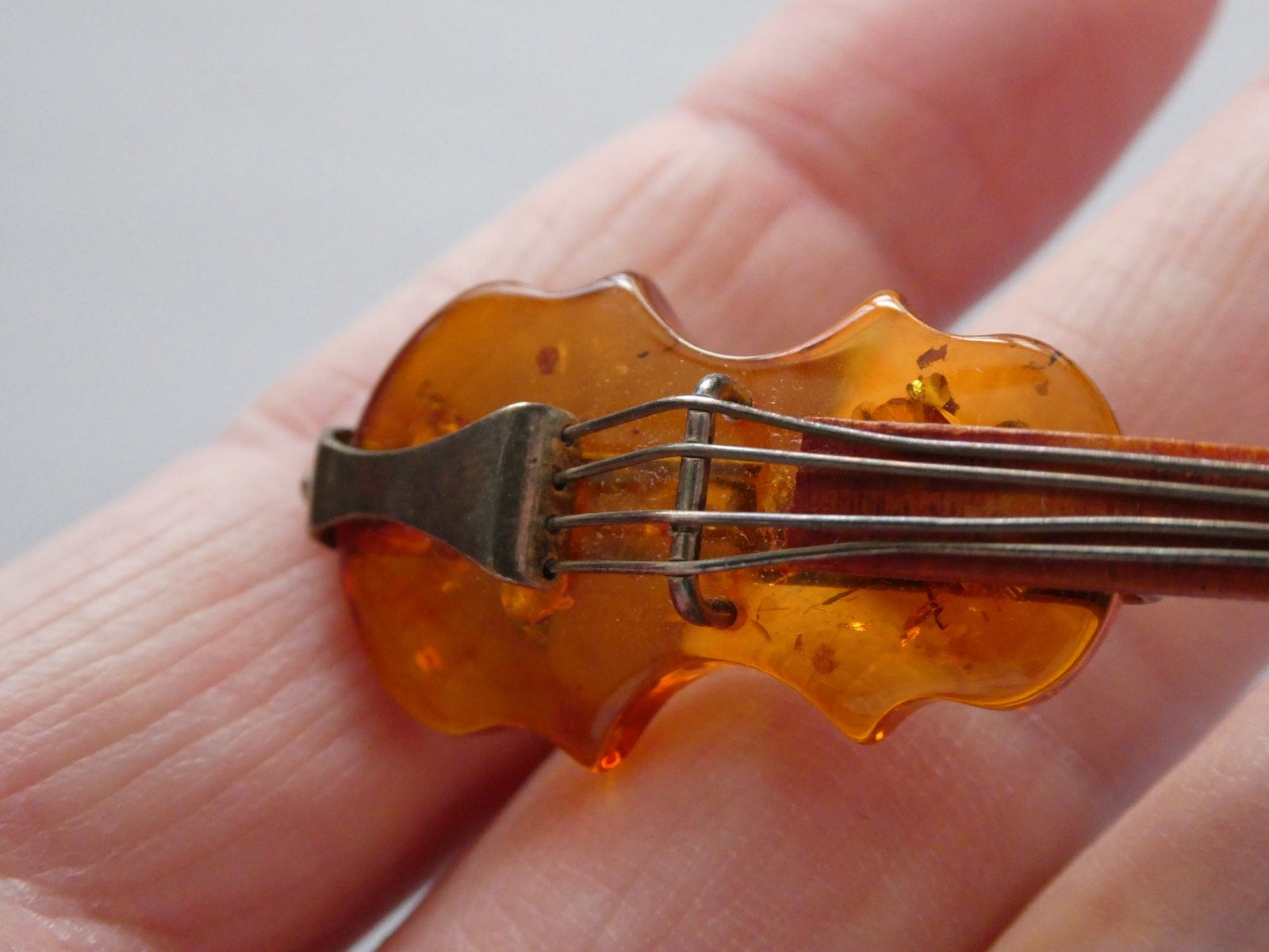 Vintage Polish Sterling Silver Carved Baltic Amber Violin Pin Brooch 6.4g 55mm