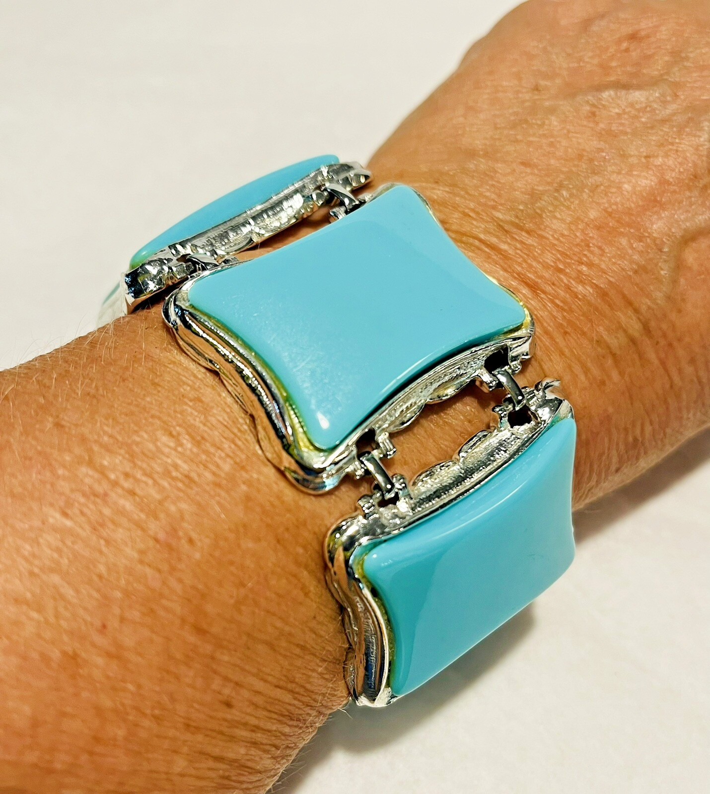 Vintage Mid Century Wide Chunky Turquoise Blue Plastic Metal Link 7.5″ Bracelet