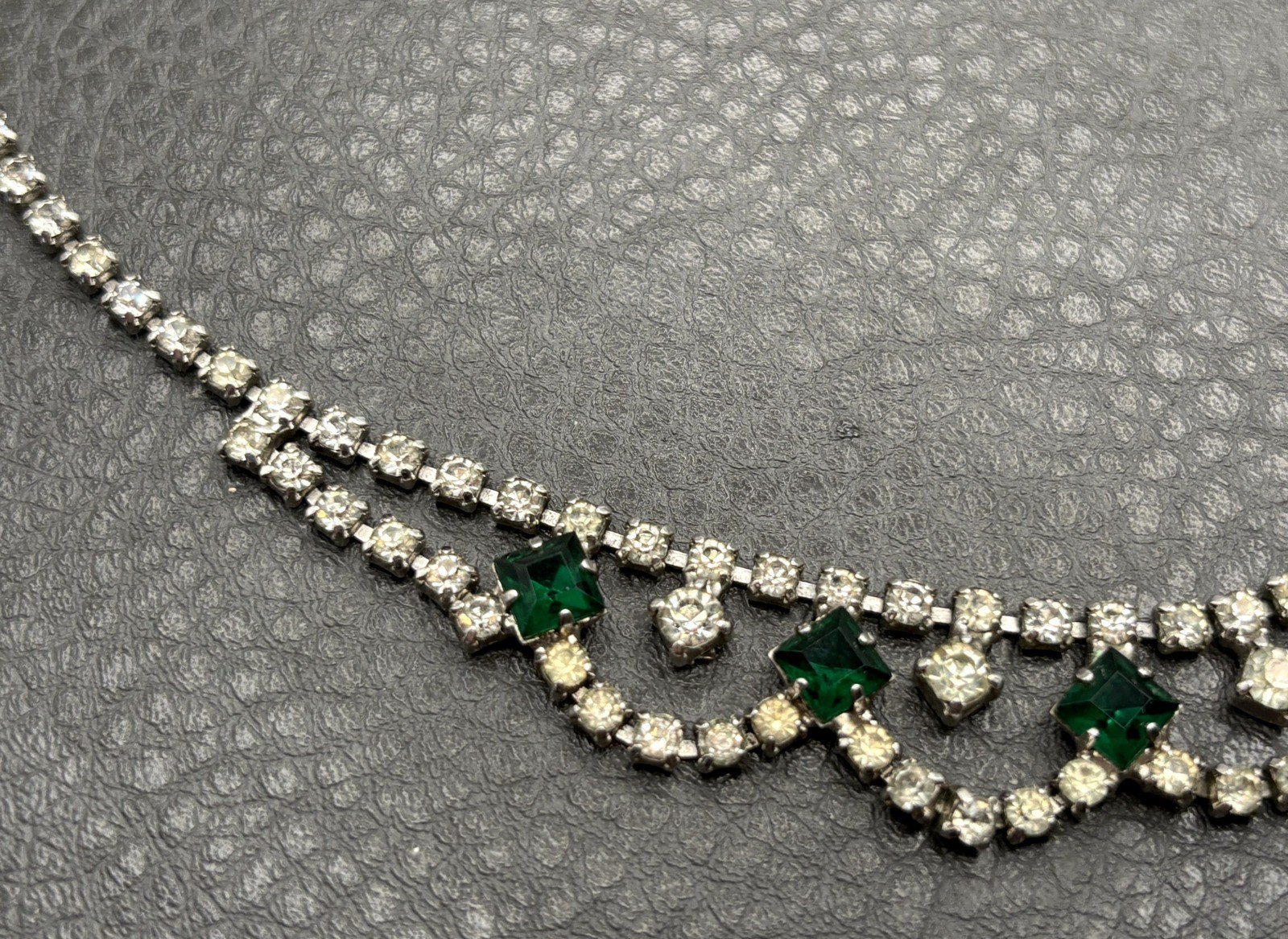 Vintage Art Deco Green Faux Emerald Crystal Rhinestone Bib Necklace Scalloped