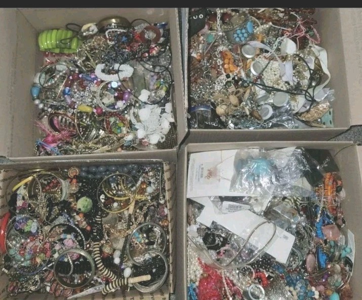 1 Pound Jewelry Costume Vintage Mix LBS necklaces bracelets pins rings etc lbs