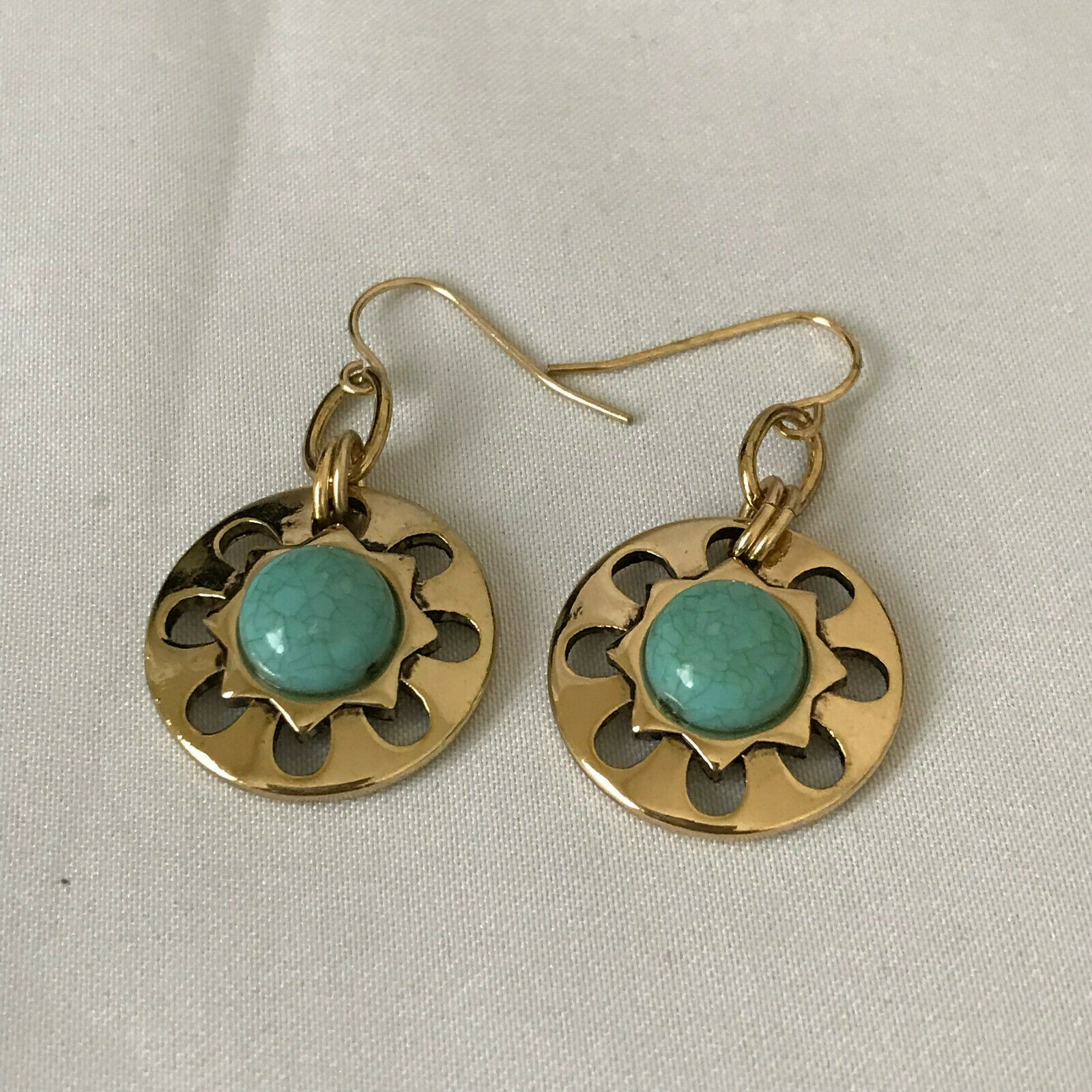 HIGH END *RARE* VINTAGE AMAZINGLY GORGEOUS GOLD TONE TURQUOISE COLOR EARRINGS!!