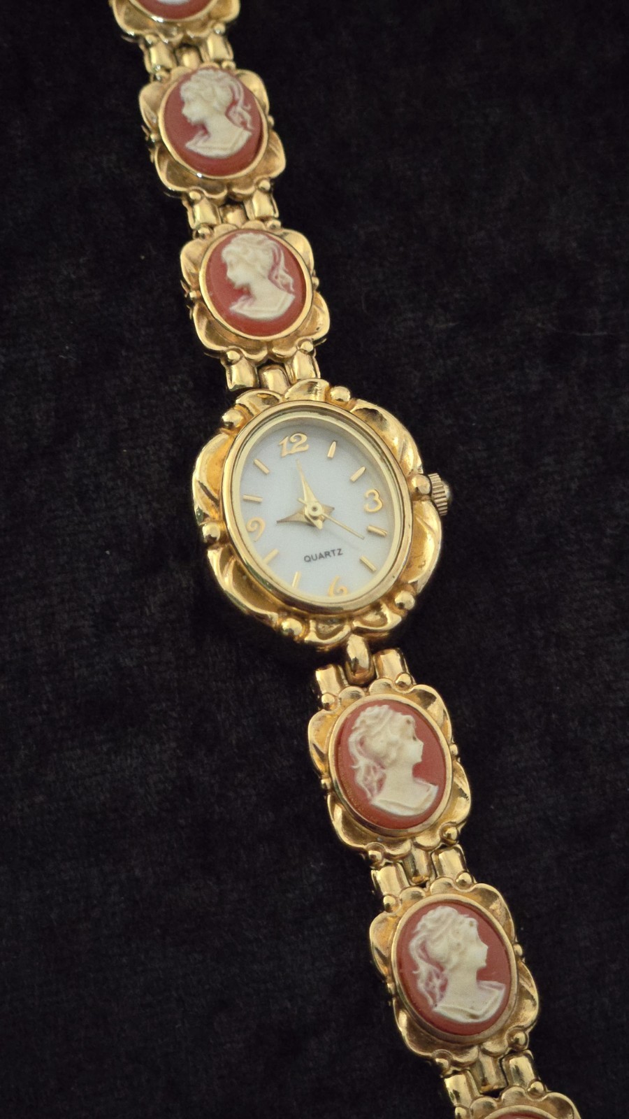 Women’s Gold Tone Cameo Bracelet Wristwatch Quartz Analog Oval Dress Watch
