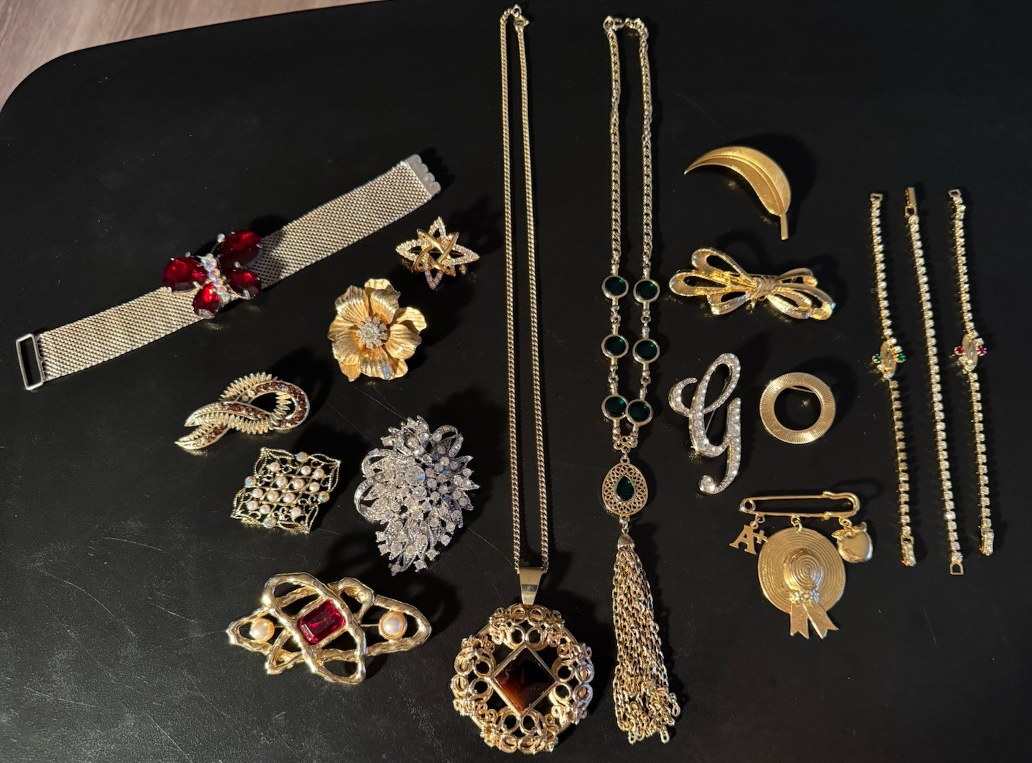 17 Piece Modern Jewelry Lot Gold/Silver Tone Brooches Necklaces Bracelets