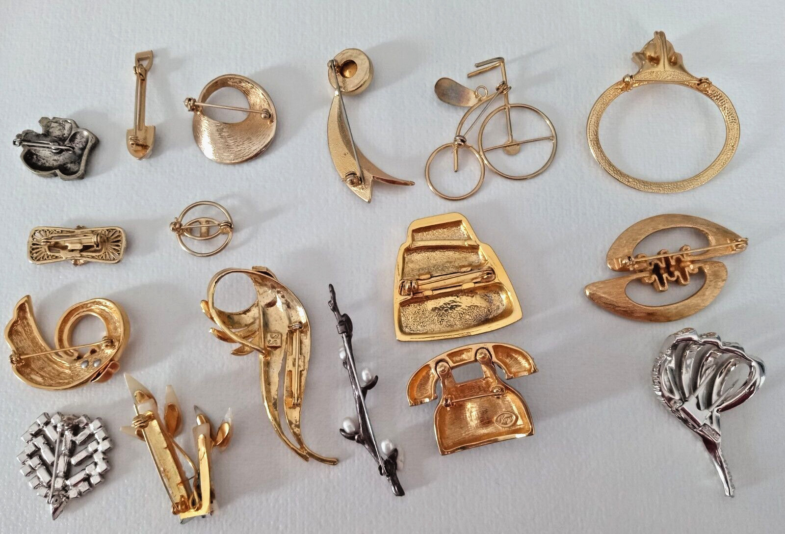 Vintage to now gold/silver tone mixed materials brooch lot 17 pieces