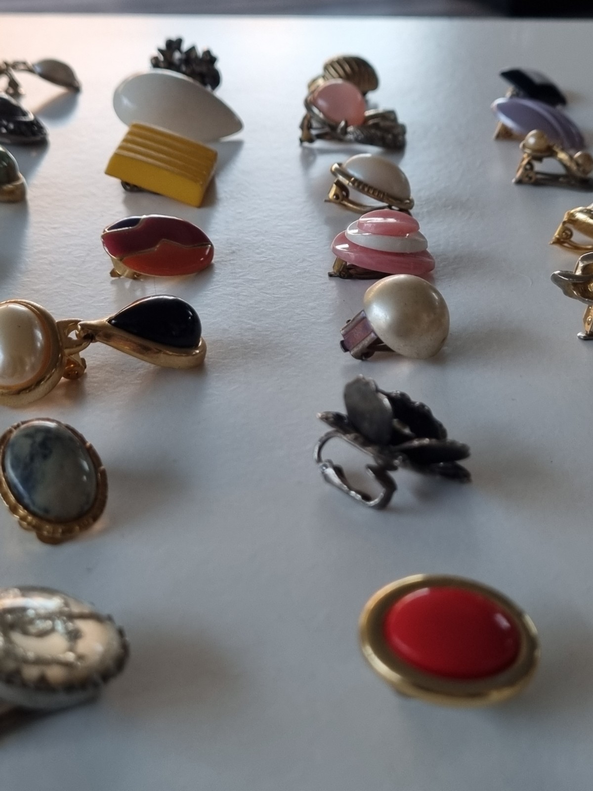 BULK LOT SINGLE GENUINE VINTAGE Some Signed & ENAMEL RETRO ODD EARRINGS #77