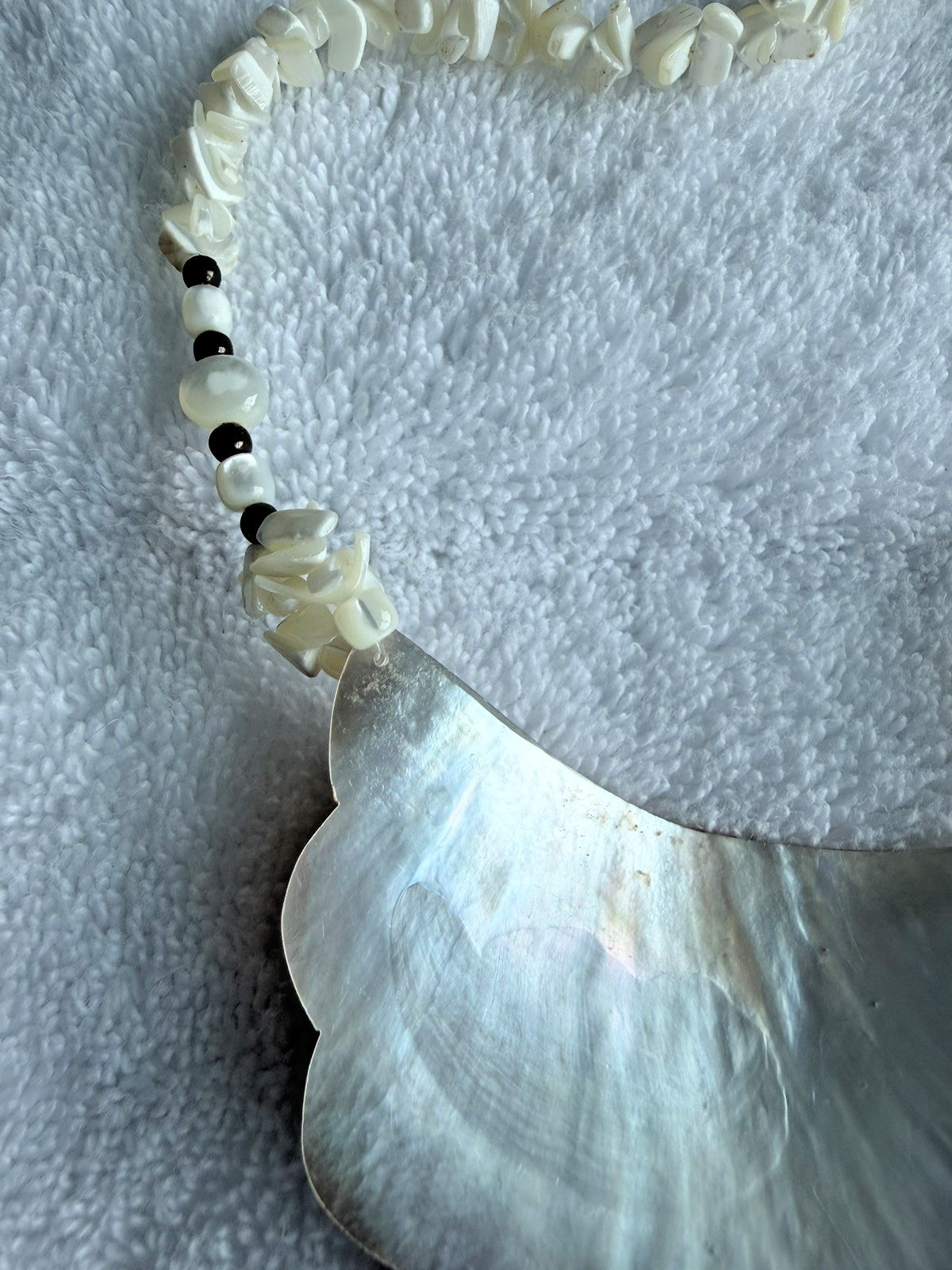 Vintage Mother of Pearl Clam Shell-Shaped Necklace with Single Chip Bead Strand