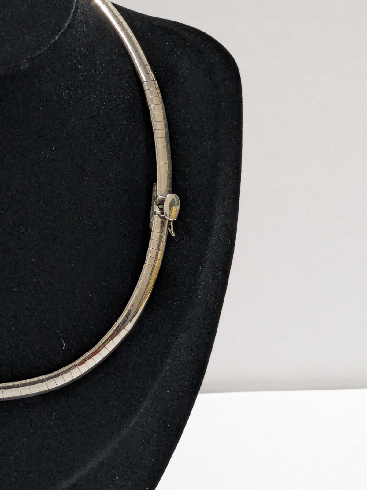 Vintage Retro Silver Tone Snake Chain Choker. 14 In. Push/Snap Closure.
