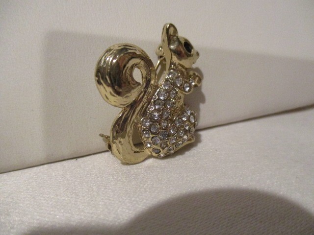 KIM ROGERS Goldtone Squirrel w/Clear Rhinestone Body & Black Eye 3/4″w x 1 1/8″L