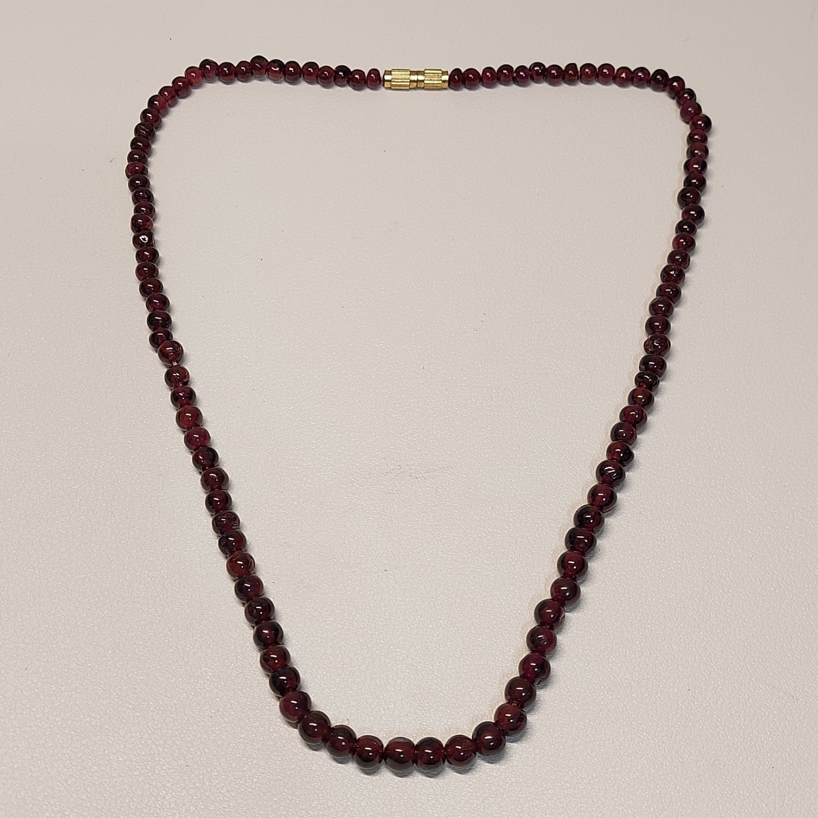 VTG Natural Garnet Graduated Hand Cut Bead Necklace 18.1″ Gold Tone Clasp 25.15g