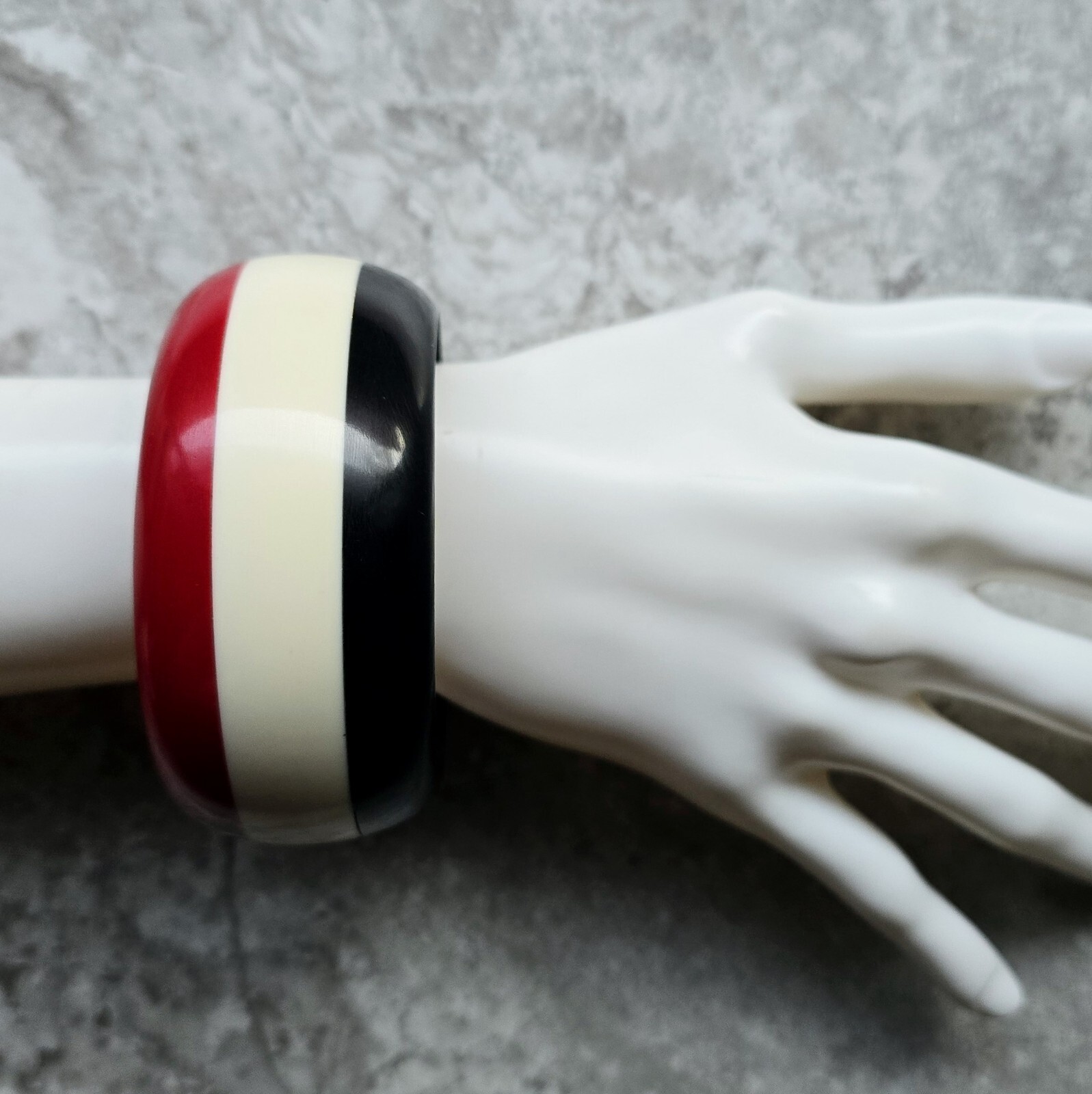 VTG MOD LAYERED STRIPED LAMINATE LUCITE BANGLE BRACELET RED BLACK CREAM STRIPES