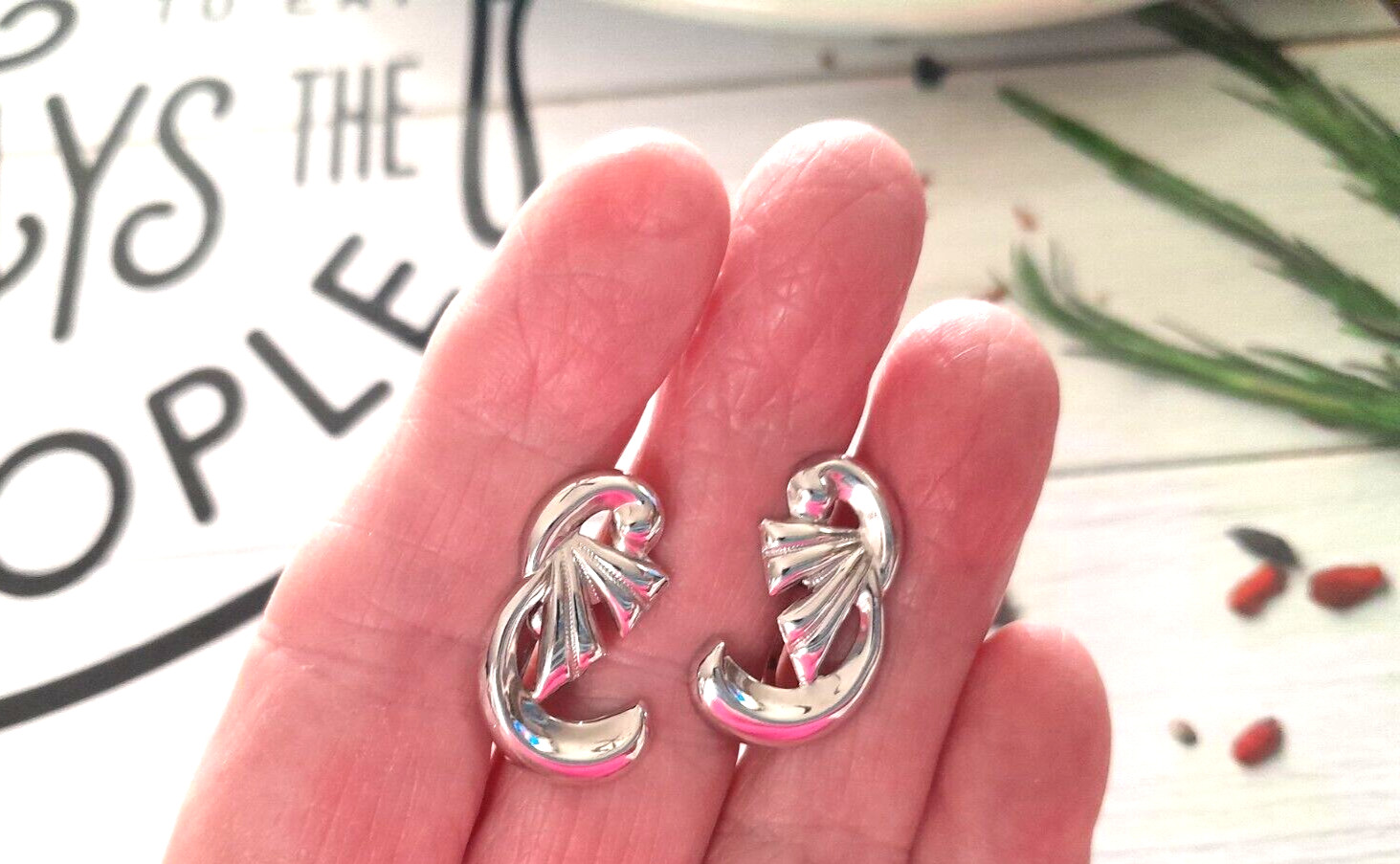 Vintage 1970’s Sterling Silver 925 Ribbon 1″ Screw Back Earrings Beautiful