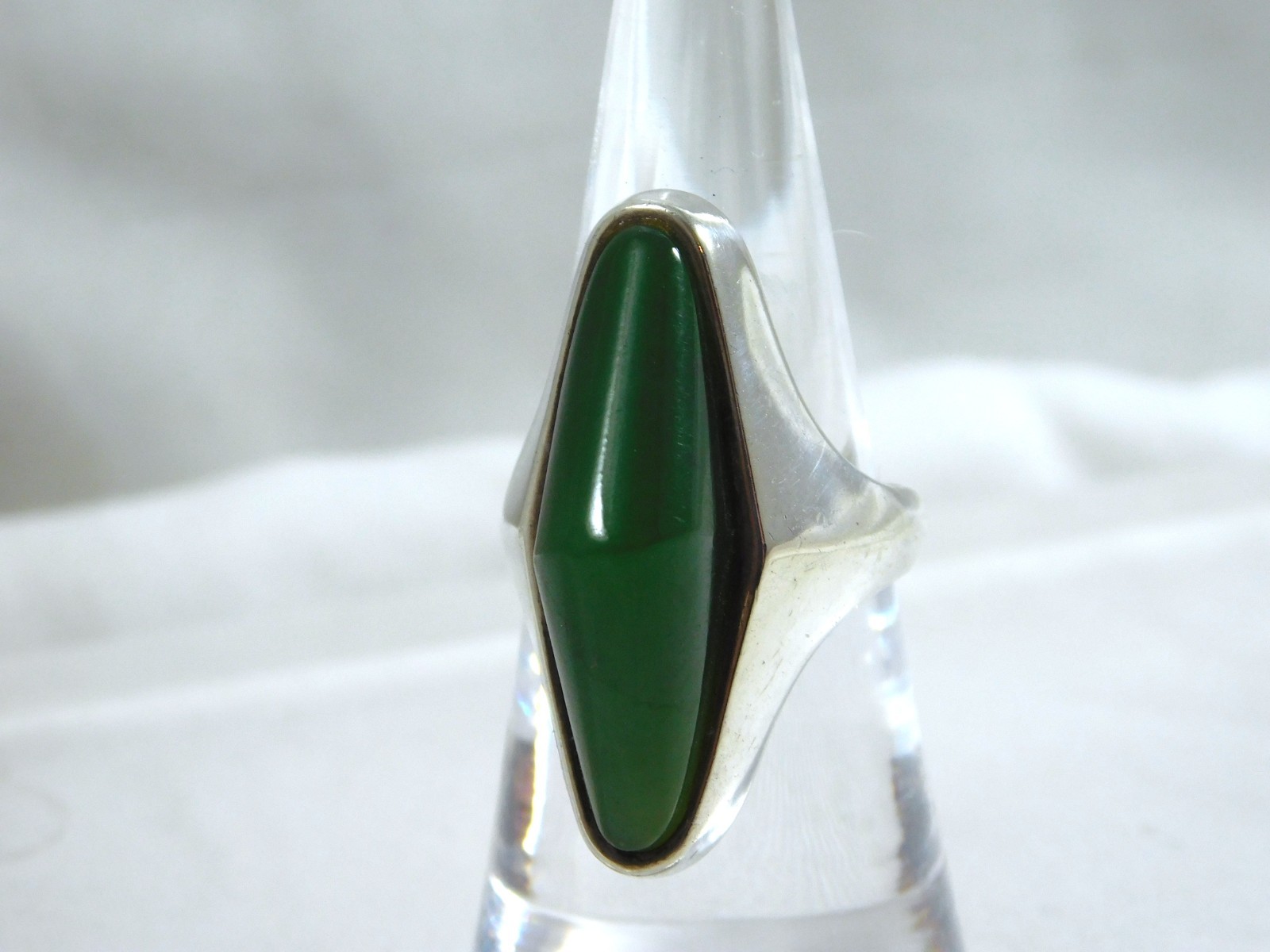 Mid-Century Modernist Green Nephrite Jade Elongated Rhomboid 925 Sterling Ring 7