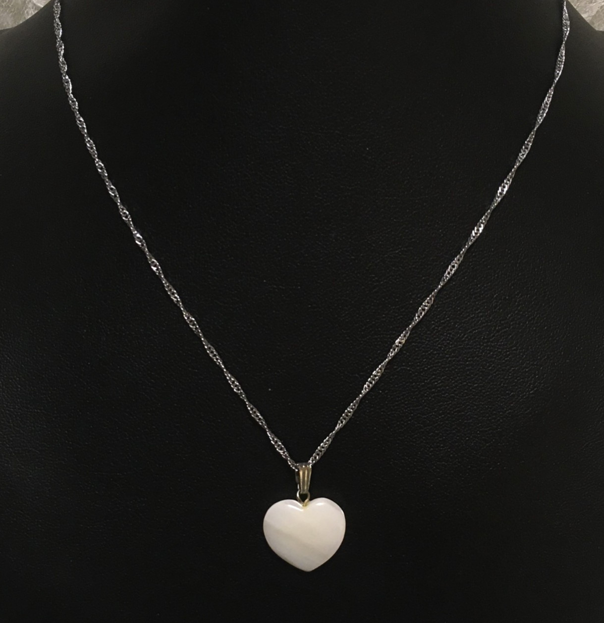 Vintage Heart Mother of Pearl Necklace Shell Pendant Silver Tone Chain