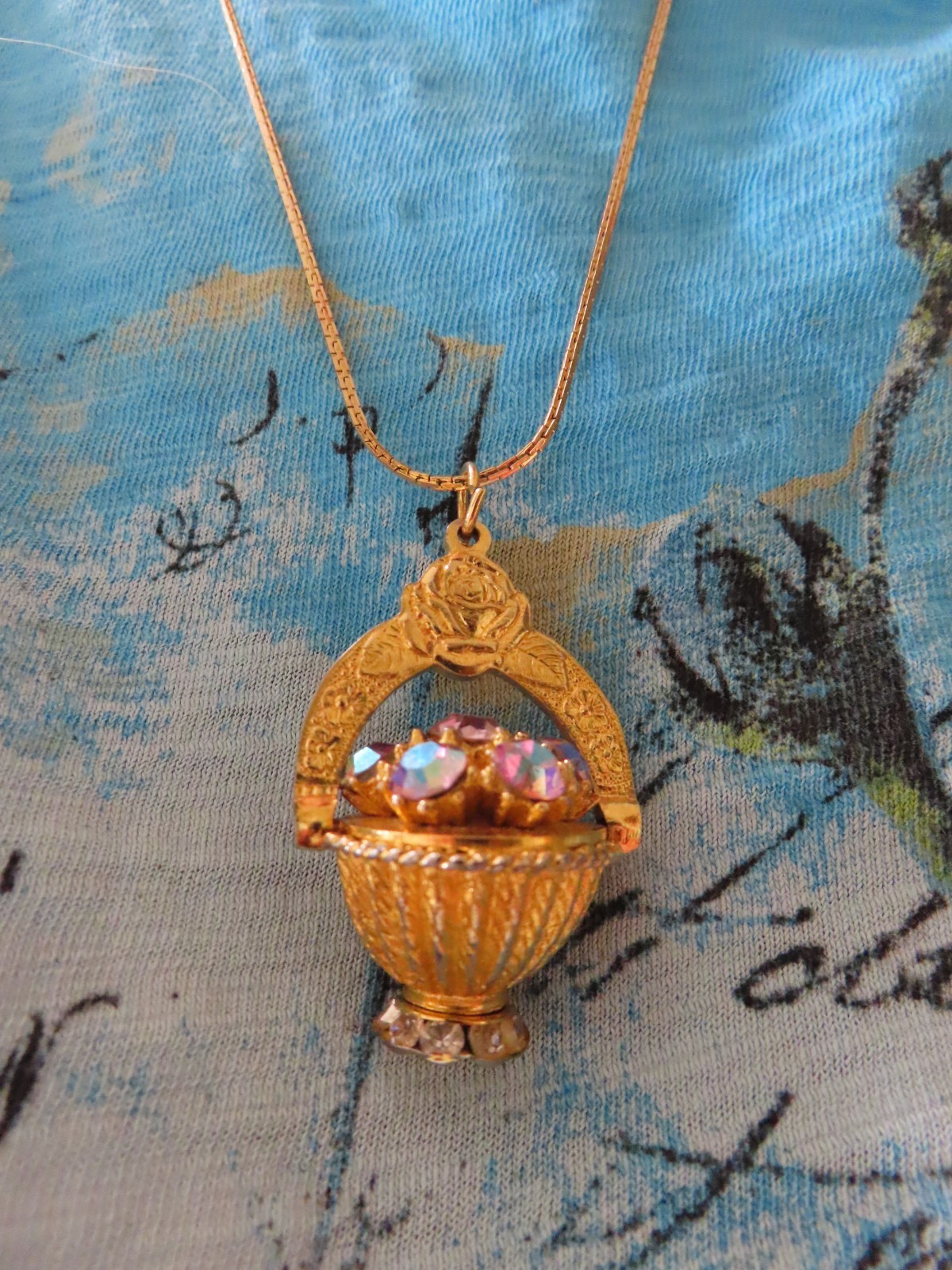 Vintage 1960’s Gold Tone Rhinestone Basket That Swirls CHARM on Cobra Chain
