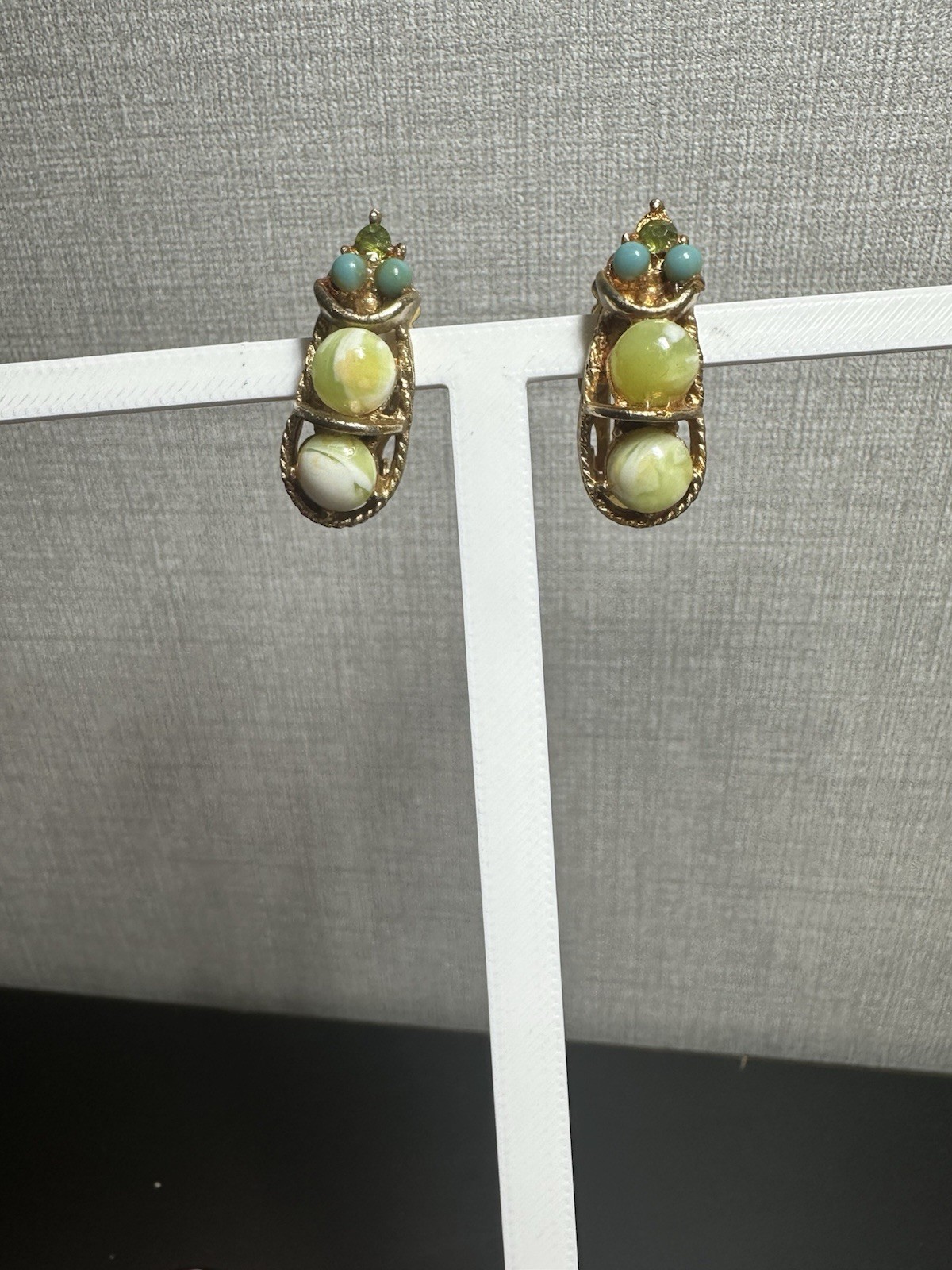 VTG Mid Century Cluster Clip On Earrings Faux Jade Turquoise Green Gold Unique