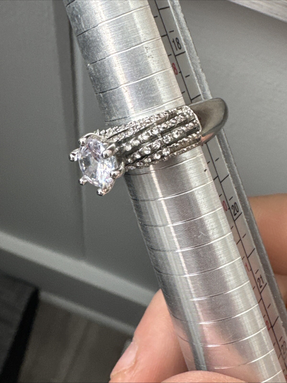 Jw1 Large Solitaire Gem With Smaller Gems Costume Fashion Ring Size 8.5 d47