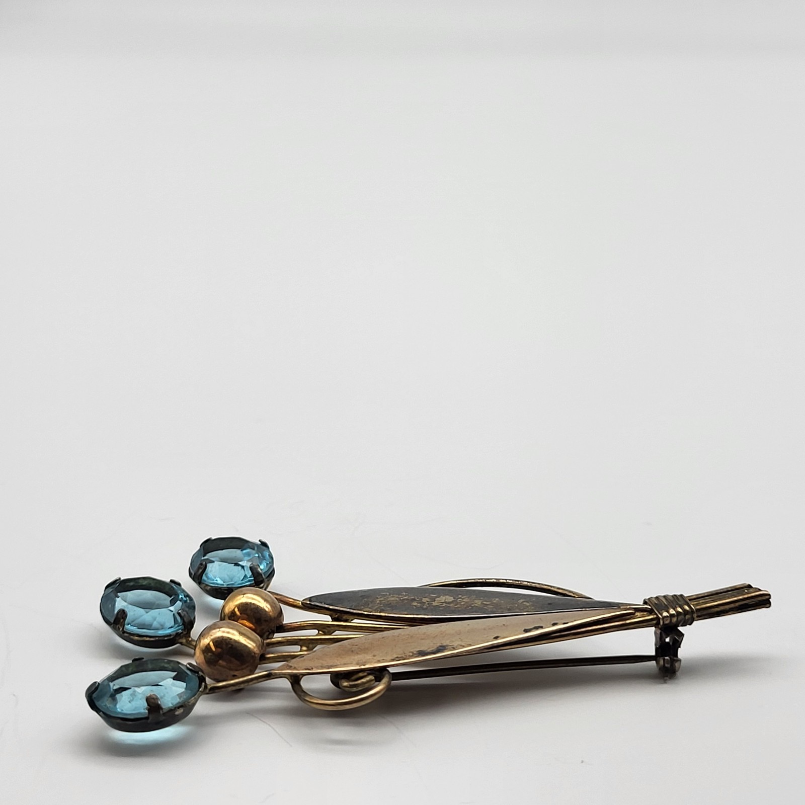 VTG 1/20th 12K gold filled Aqua Blue rhinestone cattail frond brooch pin Patina