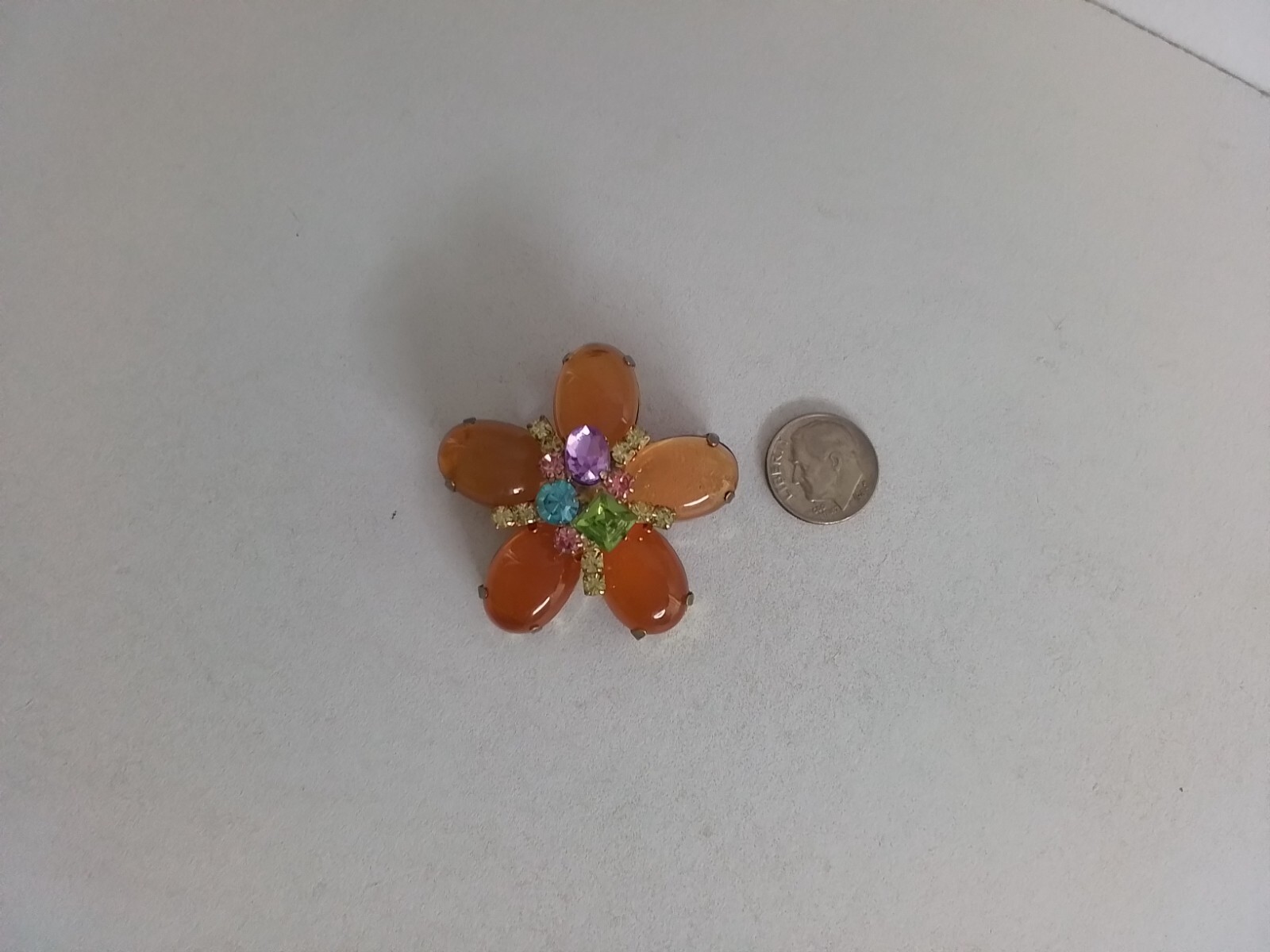 AMBER CABOCHON PASTEL RINESTONE BROOCH GLOWS UNDER BLACKLIGHT