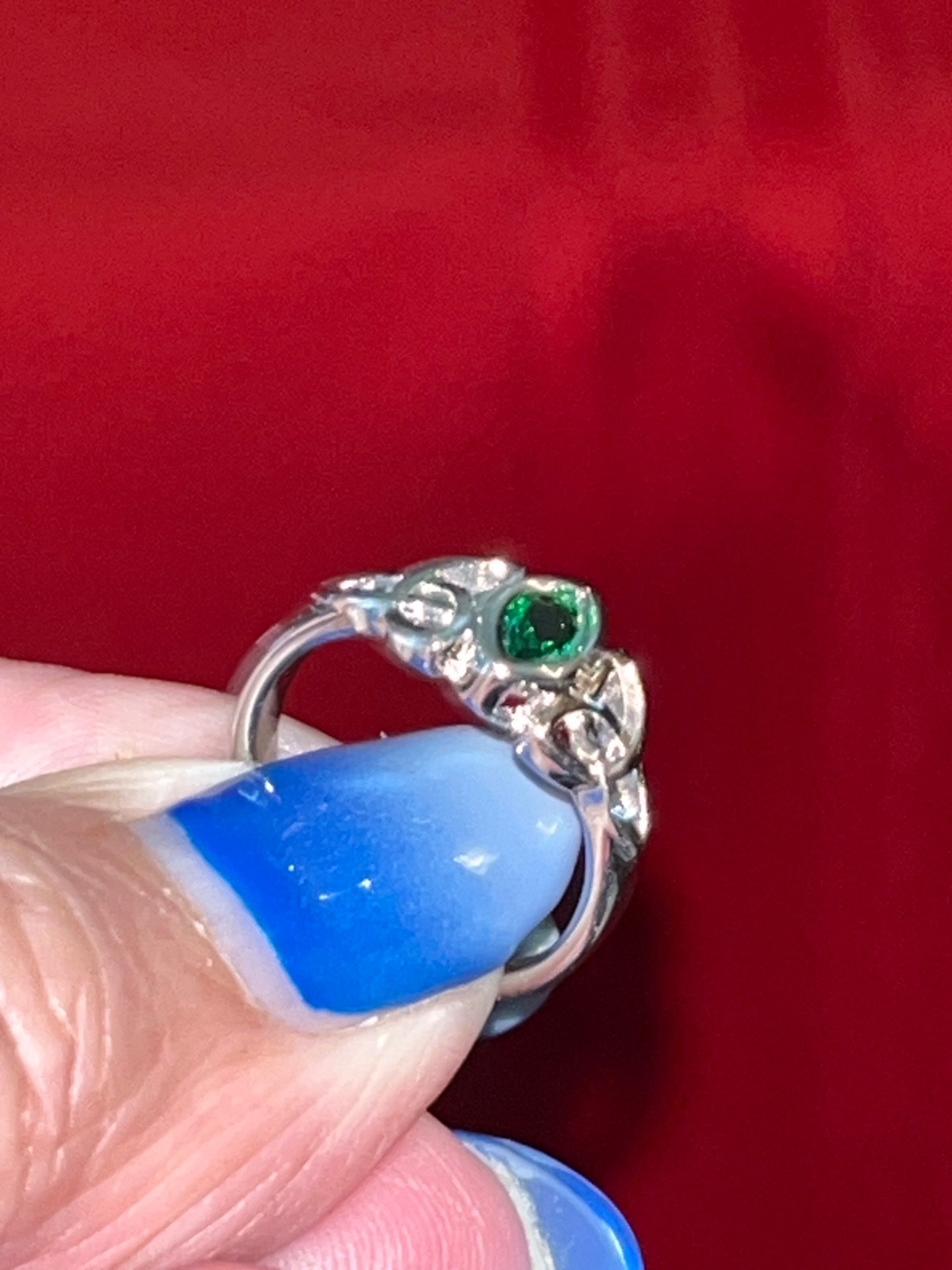 Silver Tone Celtic knot Ring with an Emerald-Green Glass Stone Size 6 No Stamp