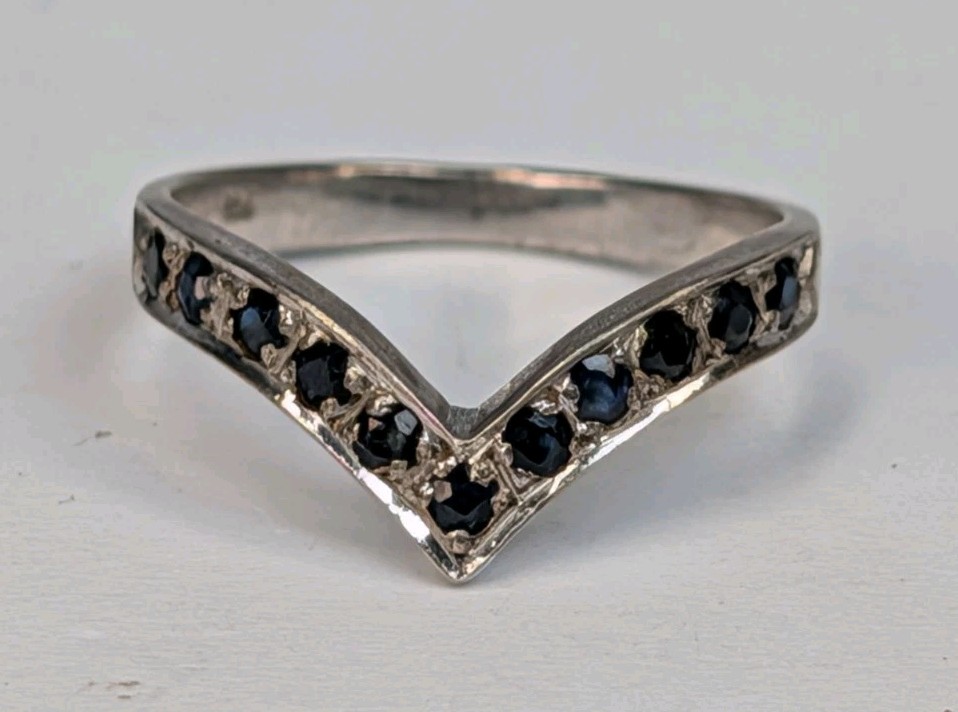 Dainty Vintage Sterling Silver 925 Black Onyx & White CZ V Shaped Ring Sz 7