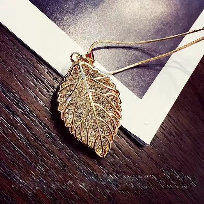 Alloy Metal Pendant With A Golden Necklace Perfectly Decorated